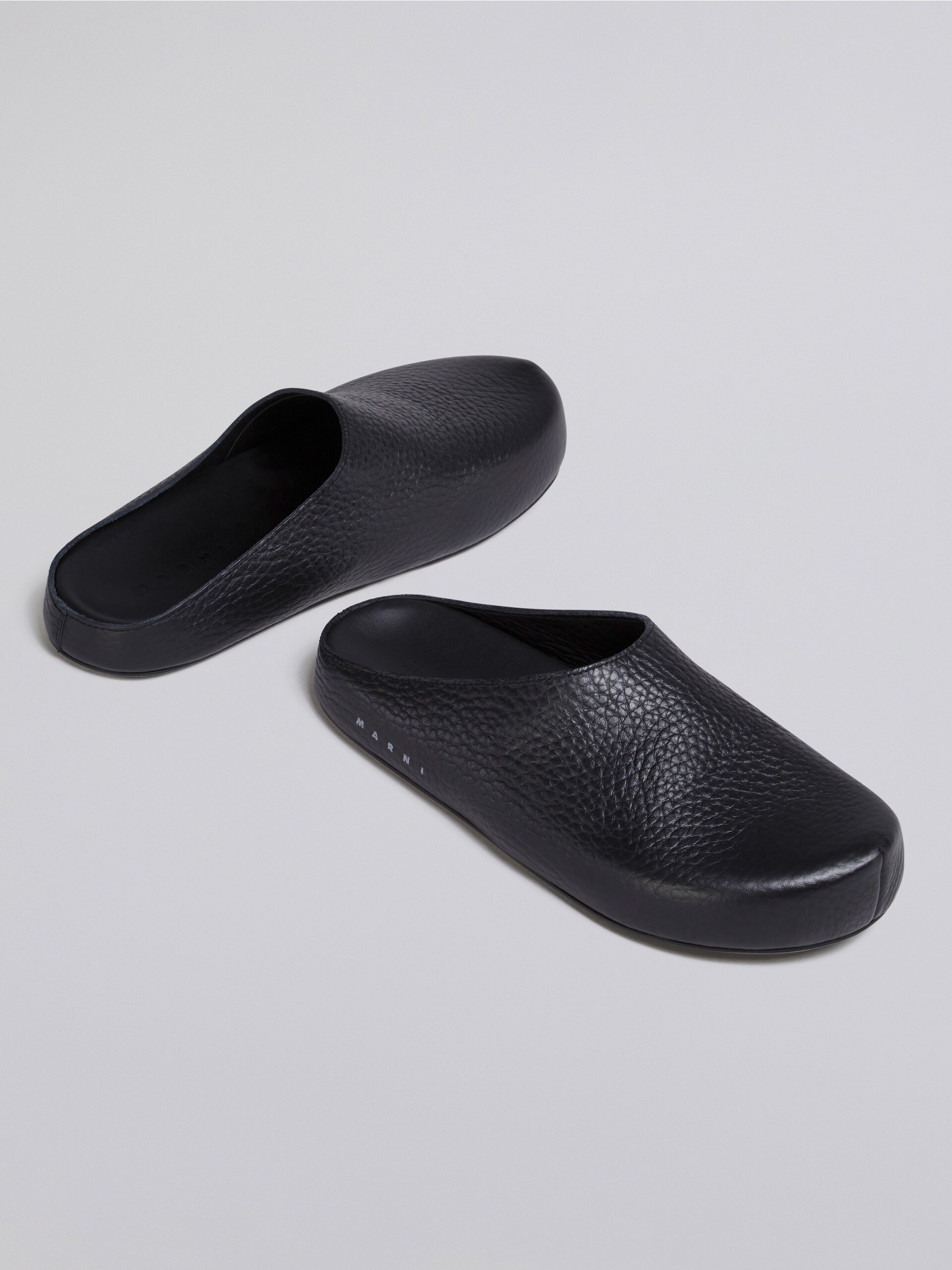 Unisex-Sandale aus schwarzem genarbtem Kalbsleder - Holzschuhe - Image 5