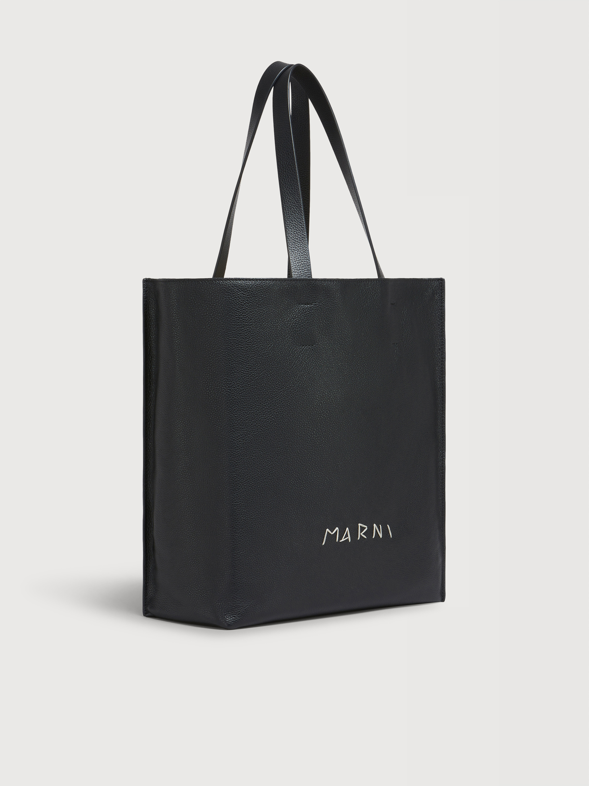 Museo Soft Tote Bag grande de piel negra con bordado Marni Symbol - Bolsos shopper - Image 5