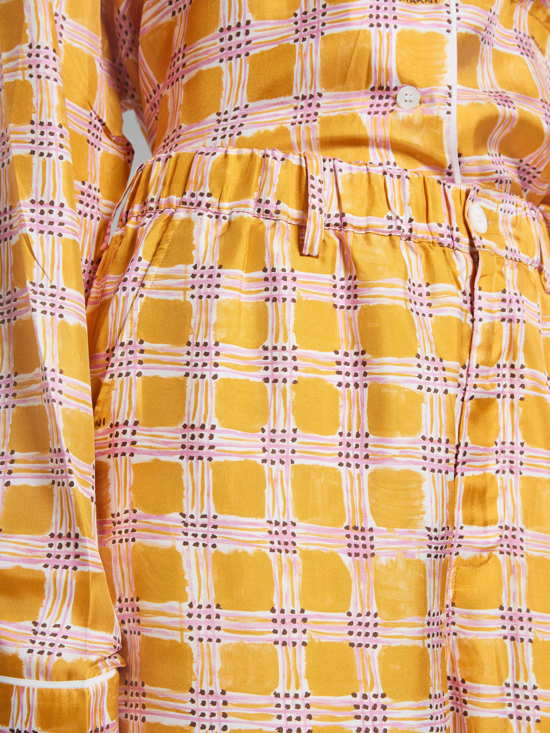 Pantalones de pijama amarillos de sarga de seda con estampado Check Fields - Pantalones - Image 4