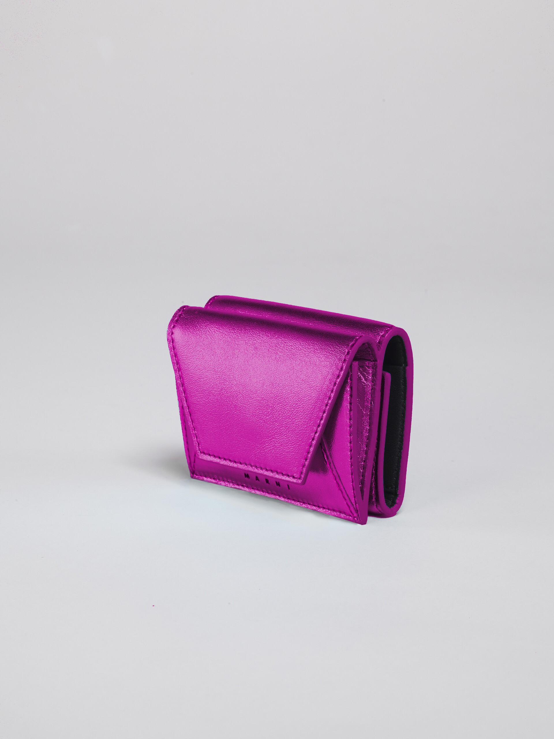 Portafoglio tri-fold in nappa metallizzata rosa - Portafogli - Image 4