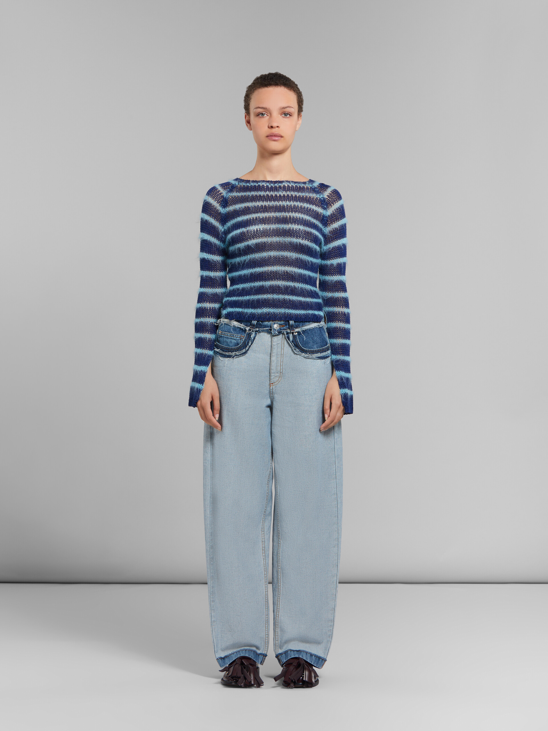 Pantalón de denim azul de corte carrot con costuras internas a la vista - Pantalones - Image 2