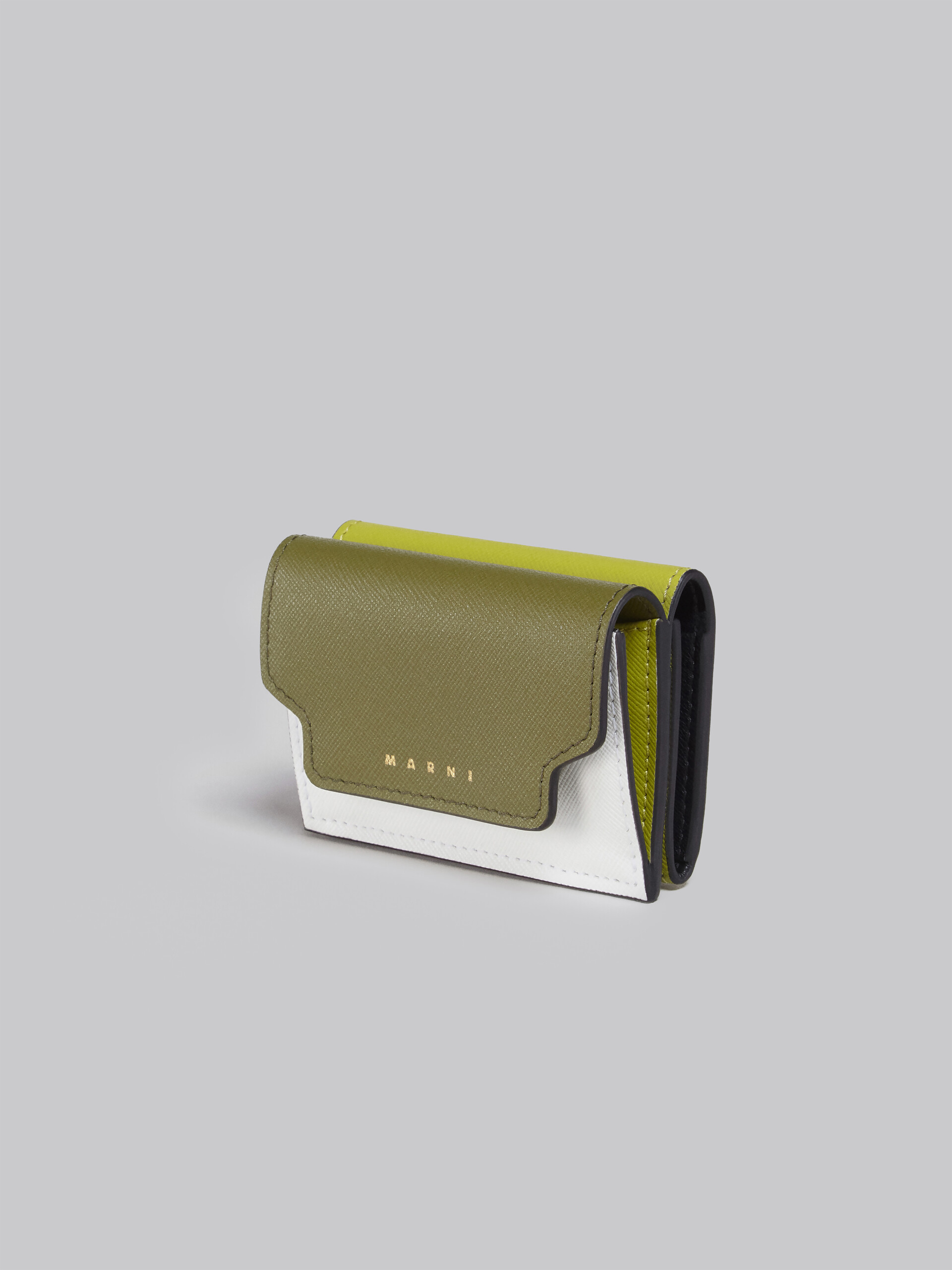 Farblich abgestimmte, grün-weiße, dreifach faltbare Brieftasche aus Saffianleder - Brieftaschen - Image 4