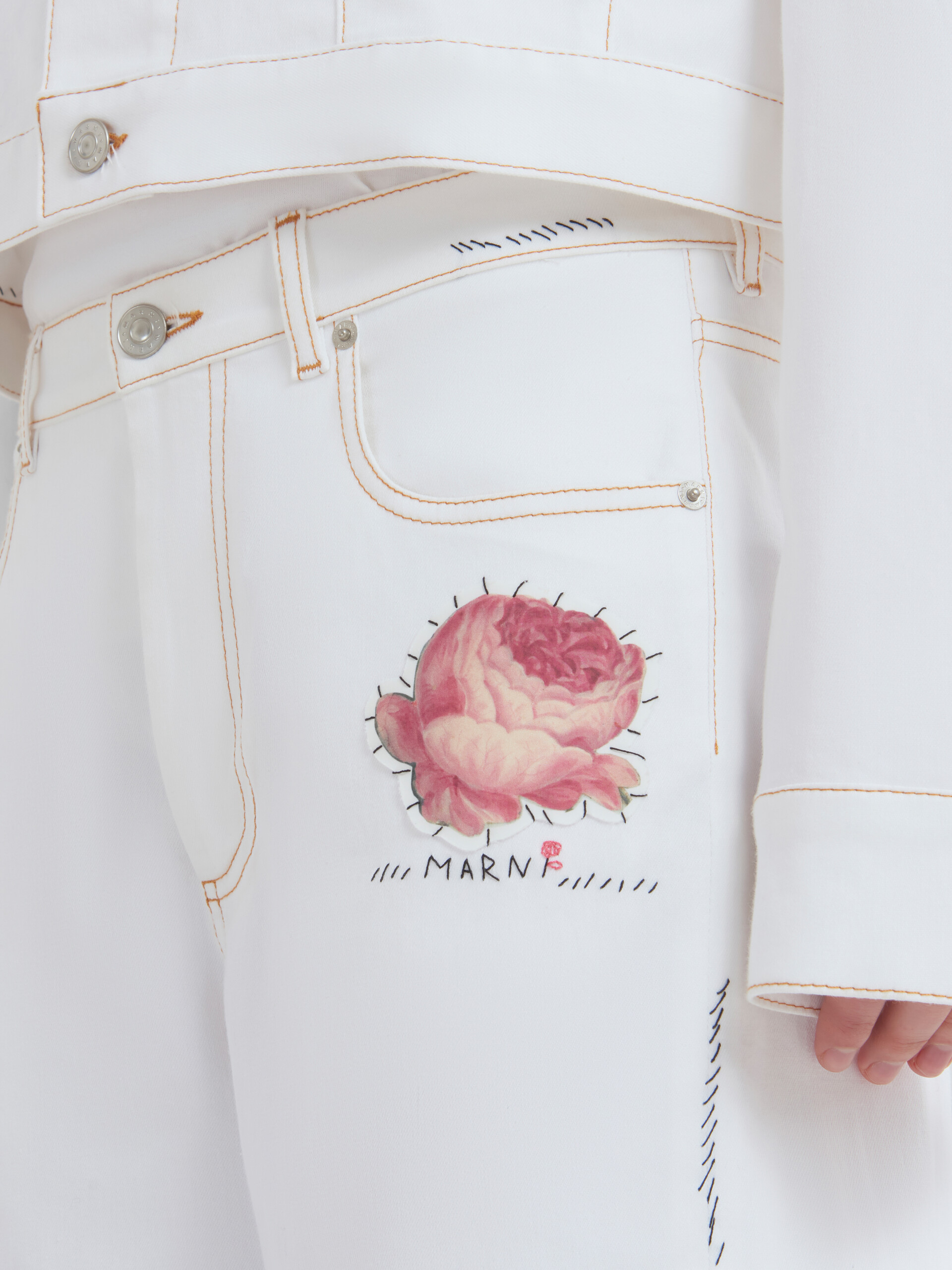 Pantaloni in denim bianco con applicazione a fiore - Pantaloni - Image 4