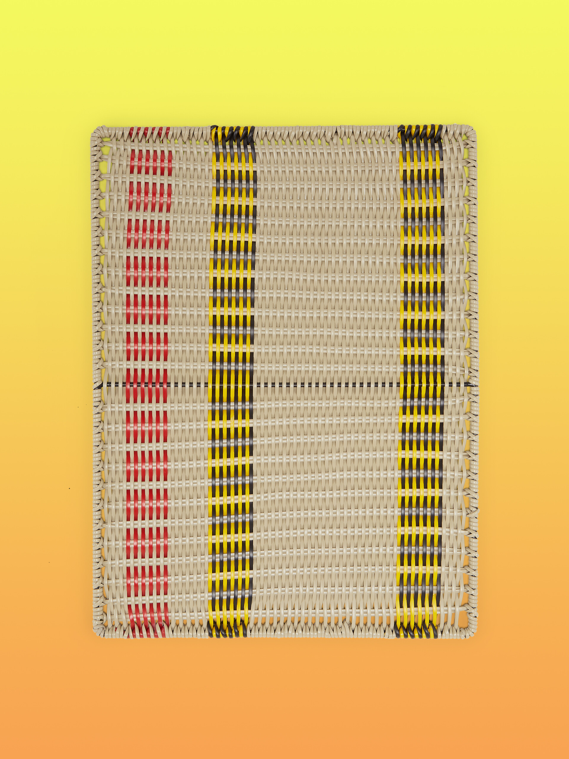 MARNI MARKET rechteckiges Tischset mit Streifenmotiv aus Eisen und gelbem, schwarzem, rotem und beigem gewebten PVC - Home Accessories - Image 1