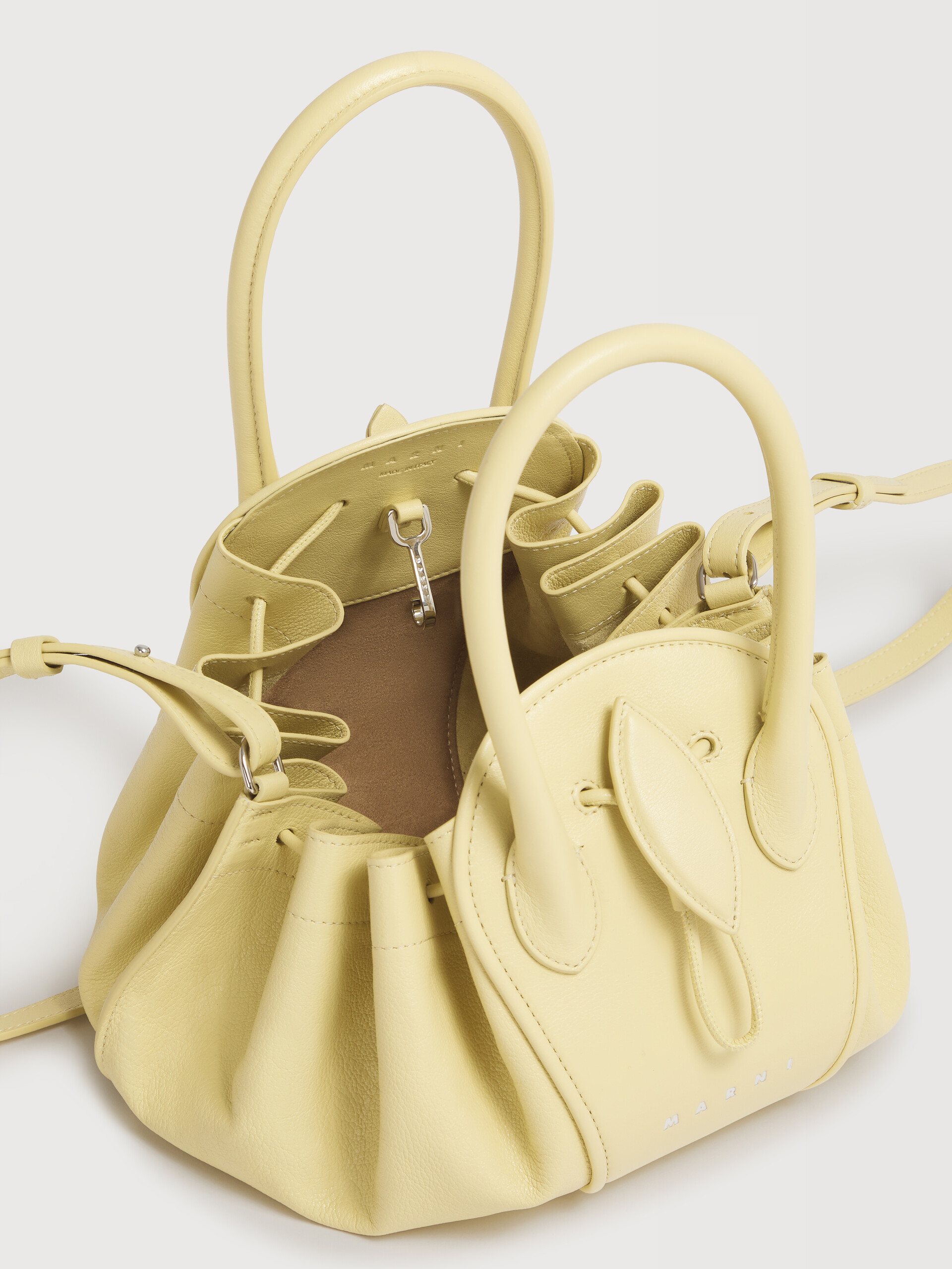 Kleine Tulipea Tasche aus Leder in Schwarz - Schultertaschen - Image 5