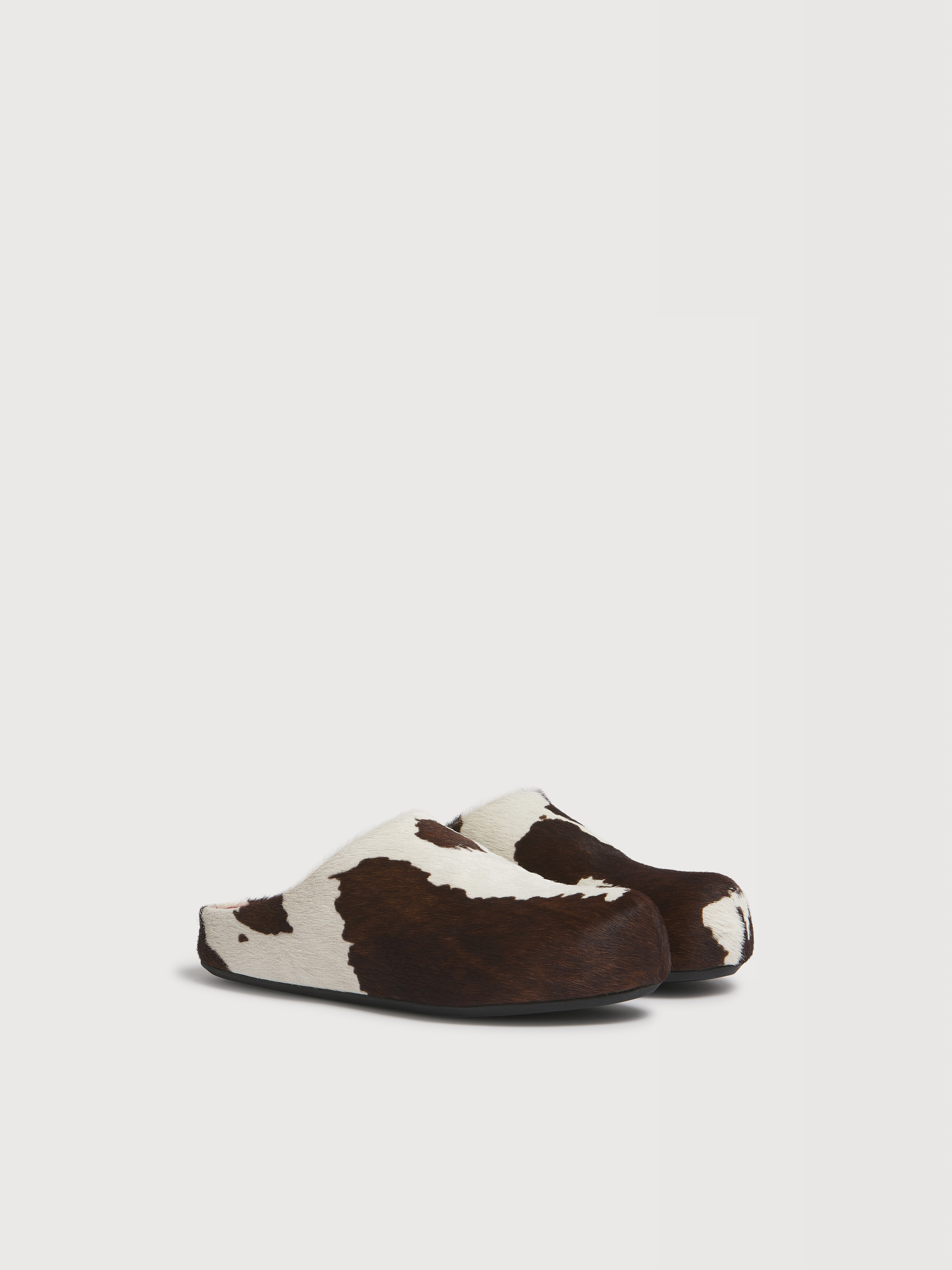 White and brown cow-print ponyhair Fussbett sabot - Sandals - Image 2