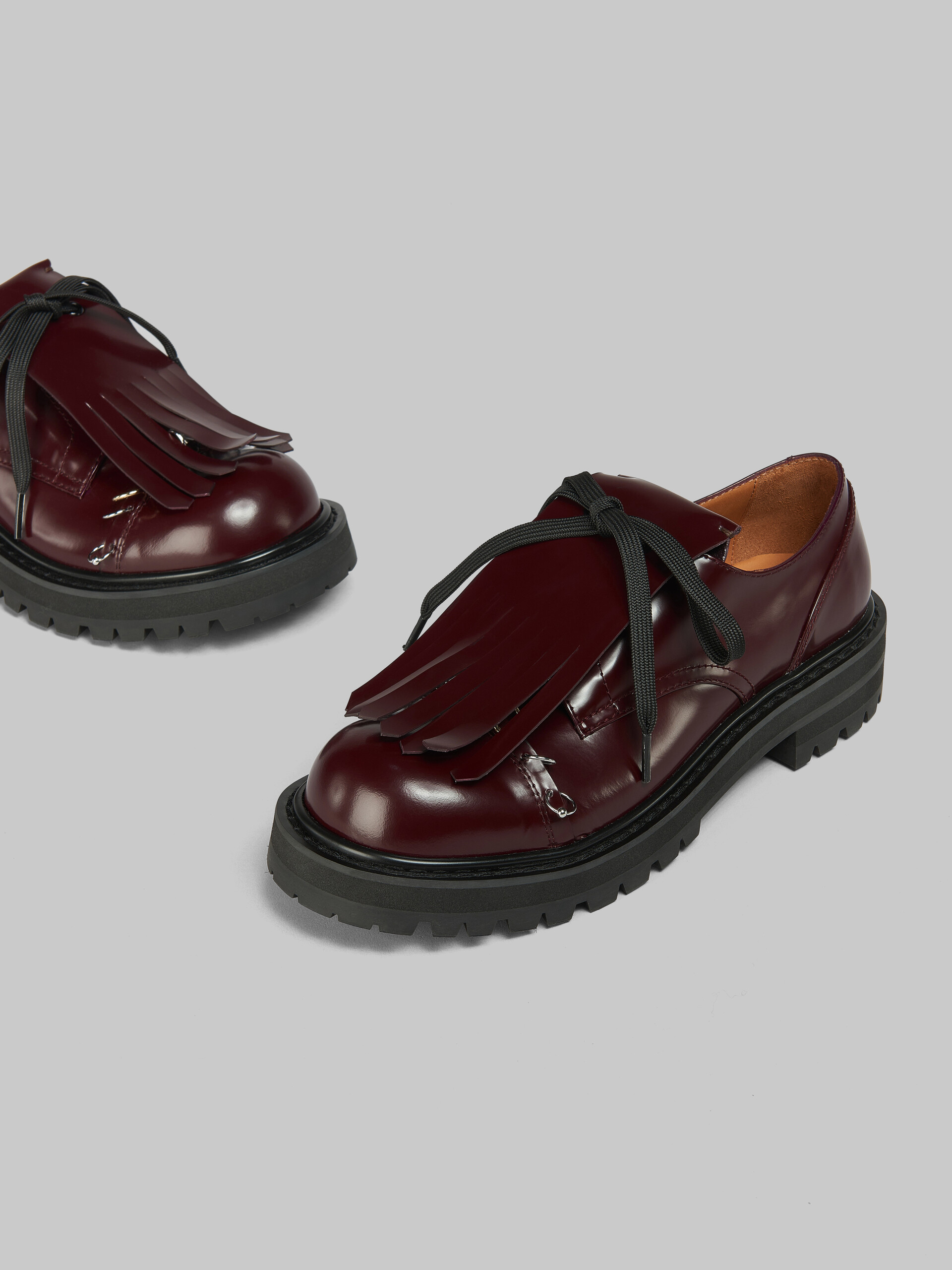 Zapato Derby Dada de piel negra con maxiflecos - Zapatos con cordones - Image 5