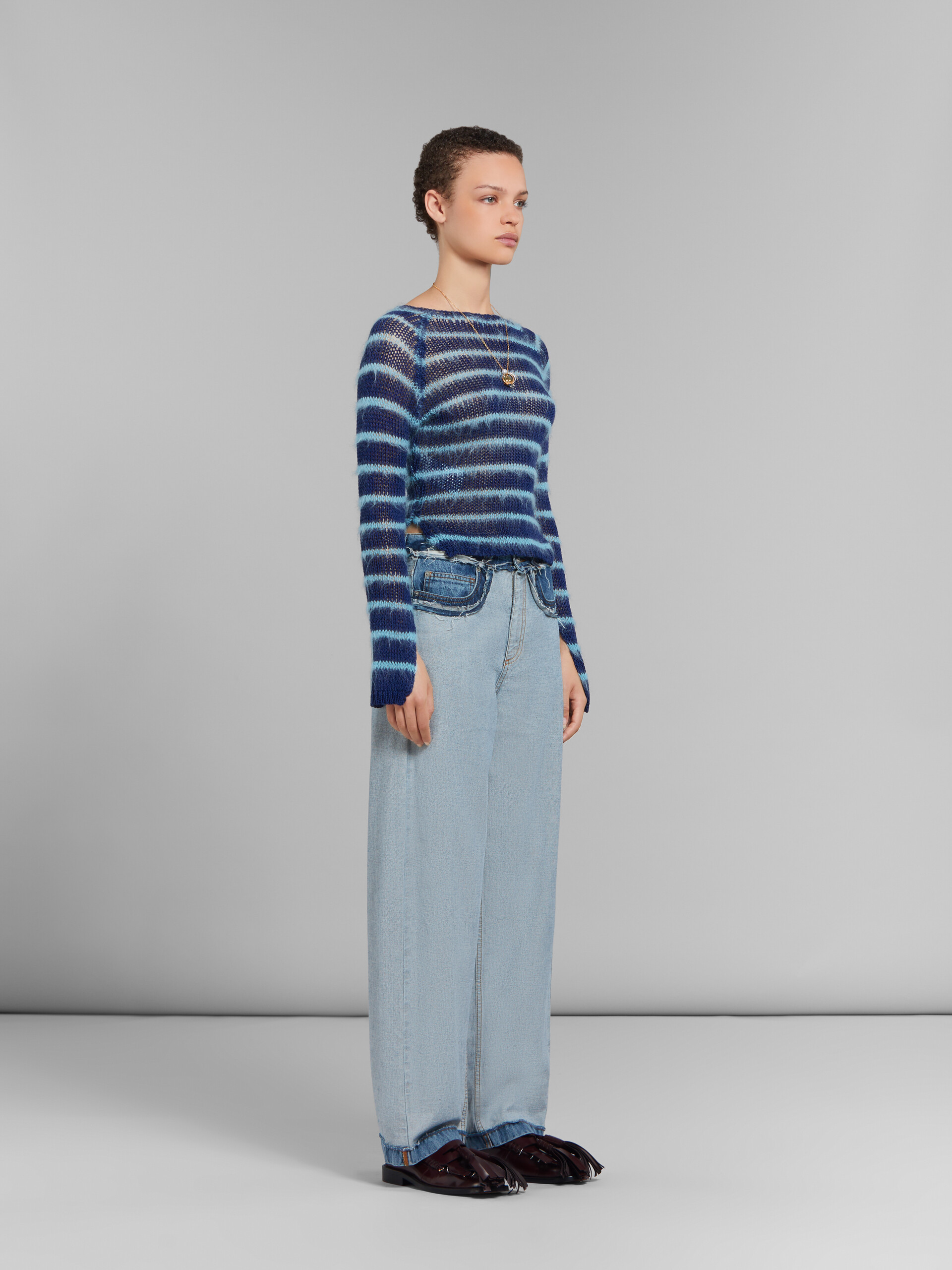 Pantalón de denim azul de corte carrot con costuras internas a la vista - Pantalones - Image 6