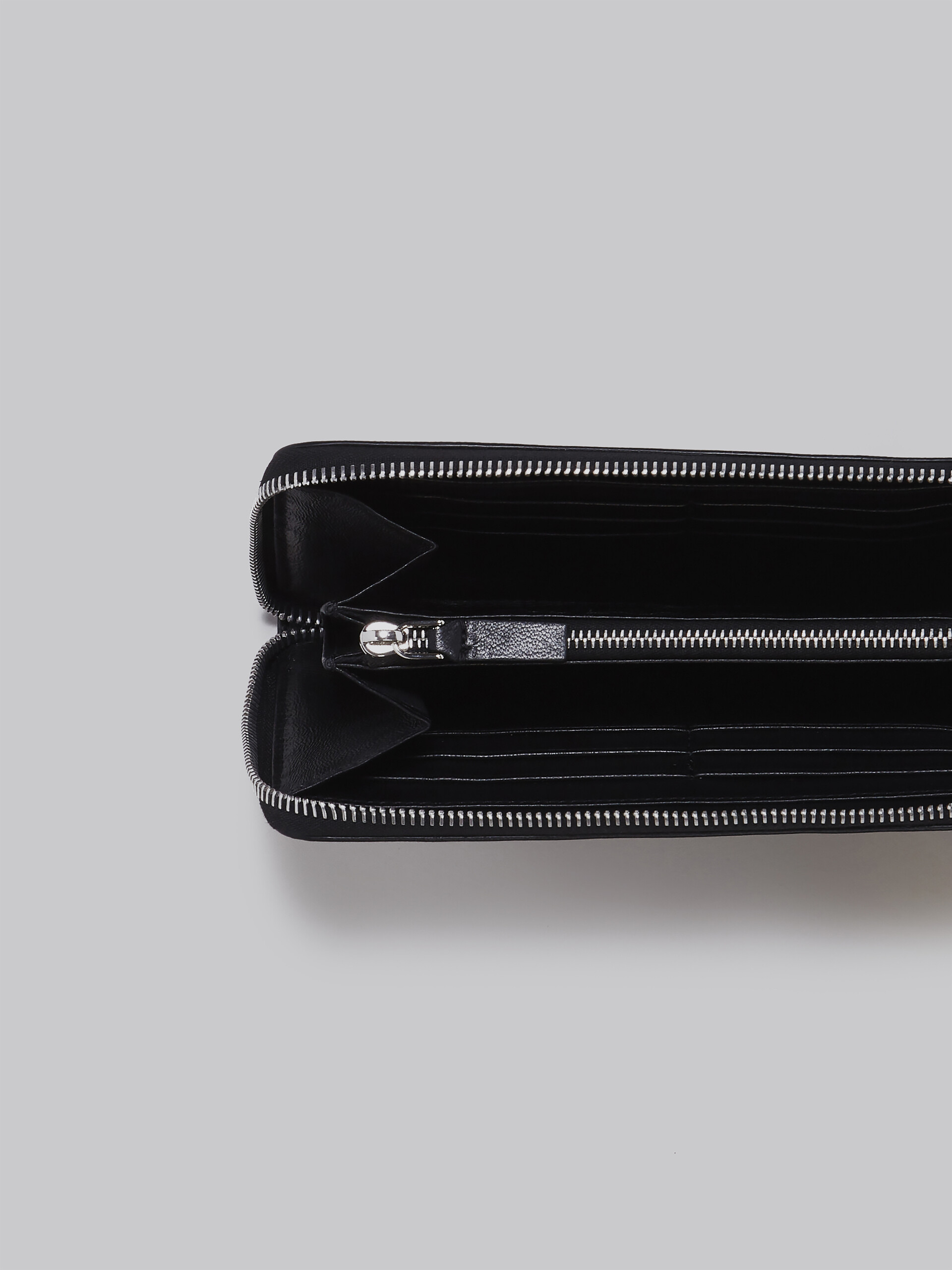 Schwarze Brieftasche aus Saffianleder mit Rundum-Reißverschluss - Brieftaschen - Image 4
