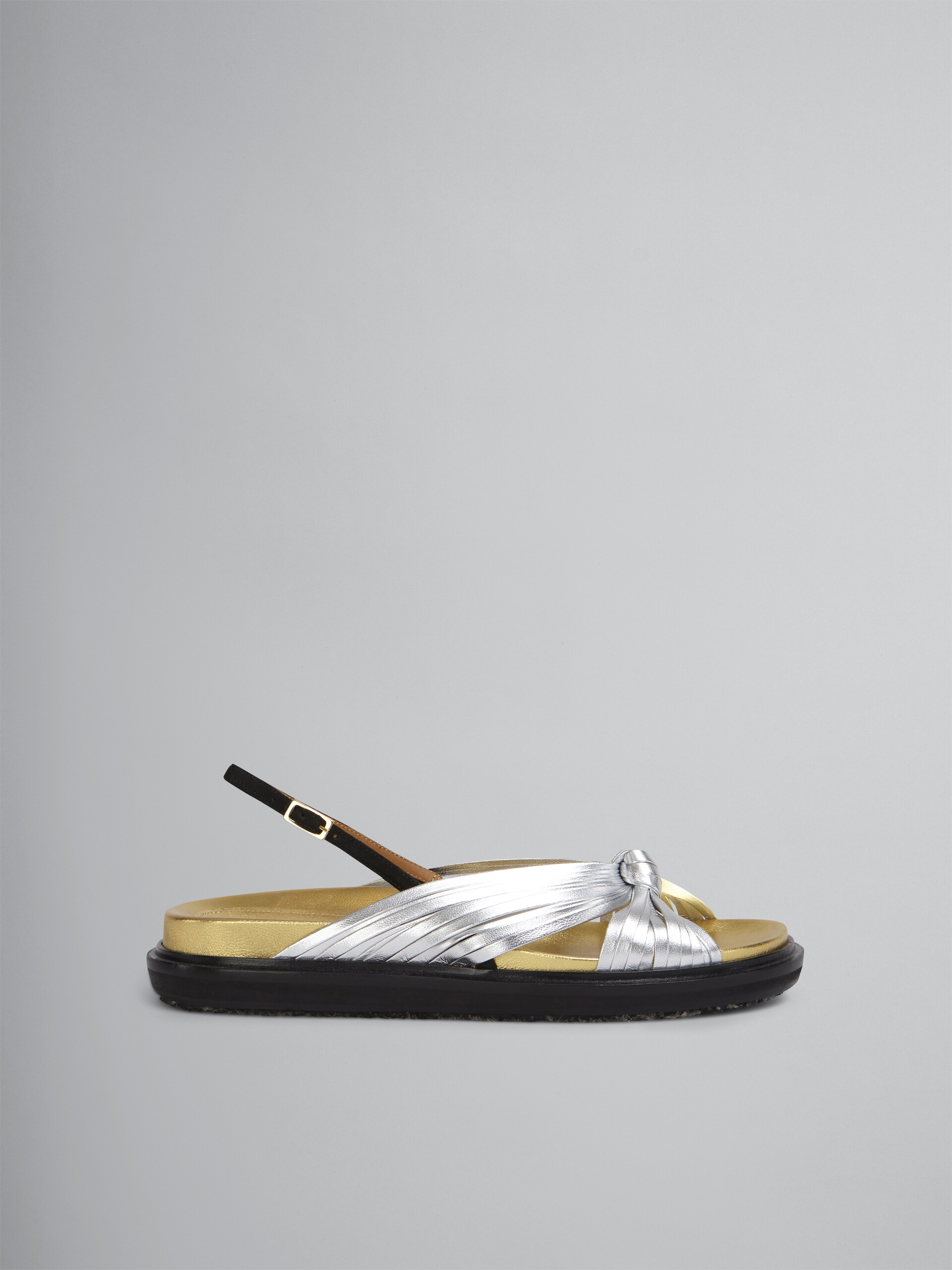 Silberfarbene Fußbett-Sandale aus Metallic-Leder mit gekreuzten Riemchen - Sandalen - Image 1