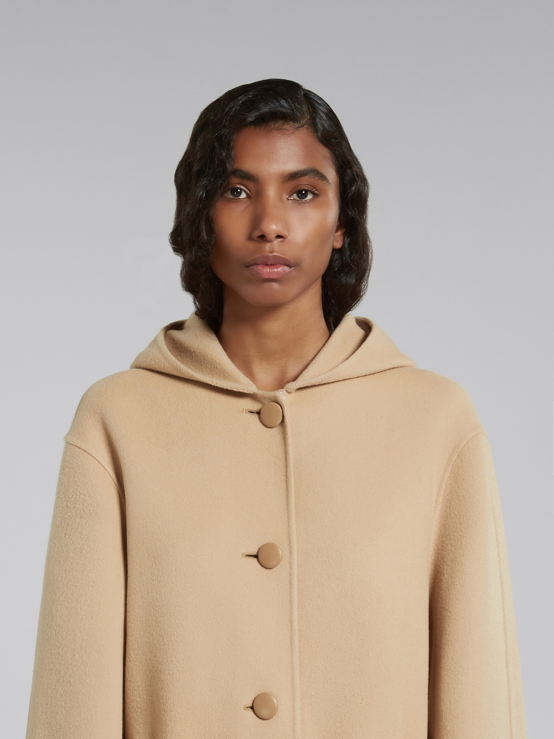 Manteau en laine beige avec ceinture à la taille - Vestes - Image 4