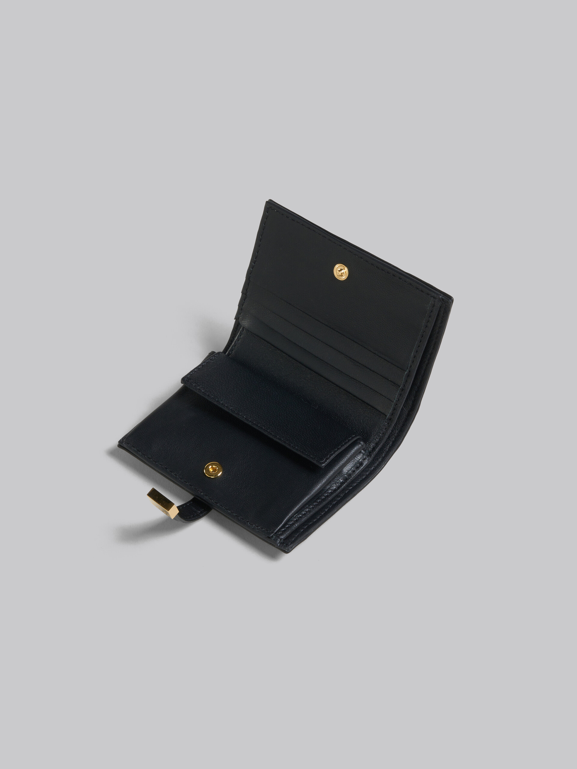 Zweifache, schwarze Faltbrieftasche Prisma aus Leder - Brieftaschen - Image 4