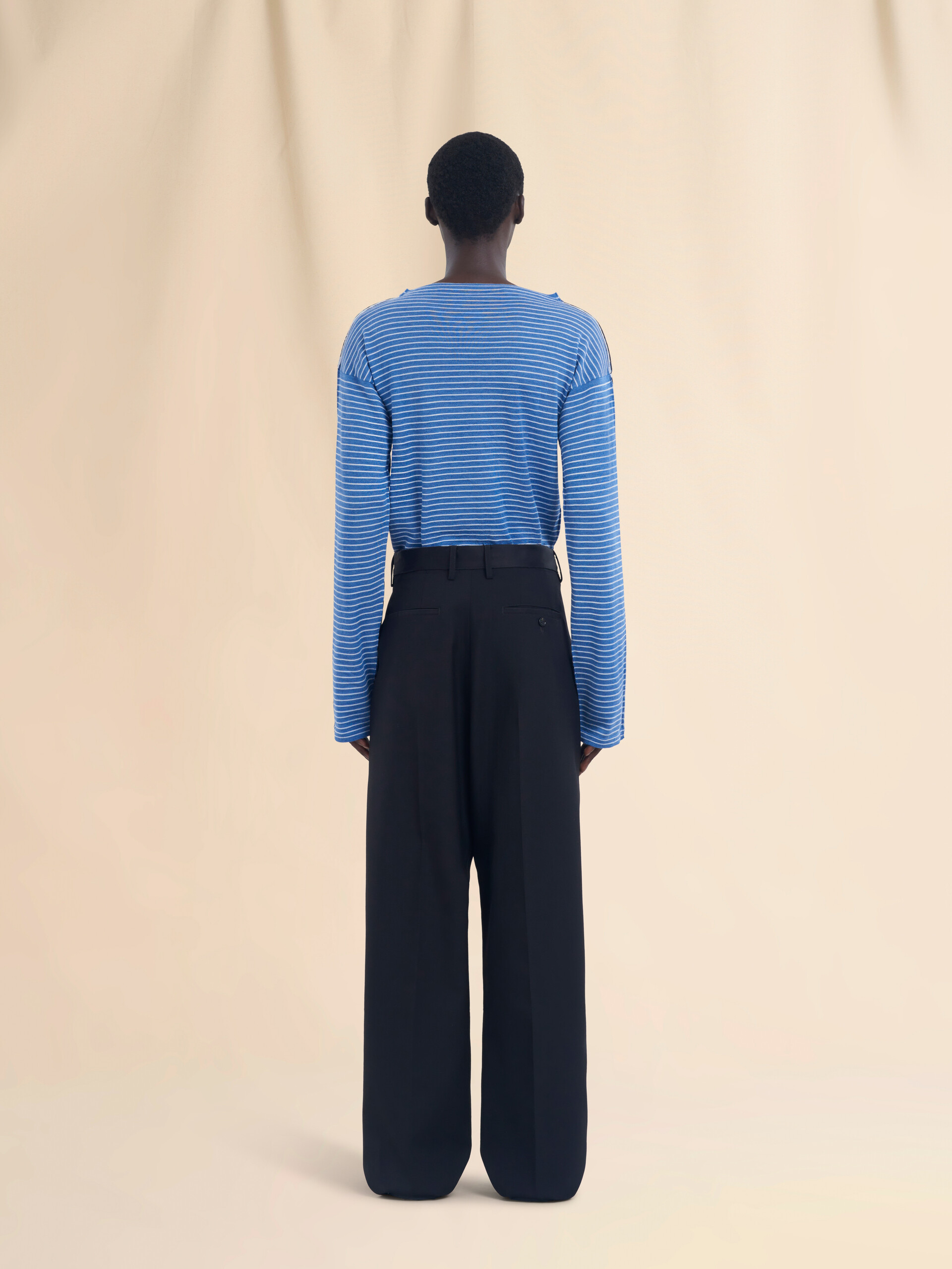 ブラック ウールパンツ、コントラストカラーのウエストバンド - パンツ - Image 3