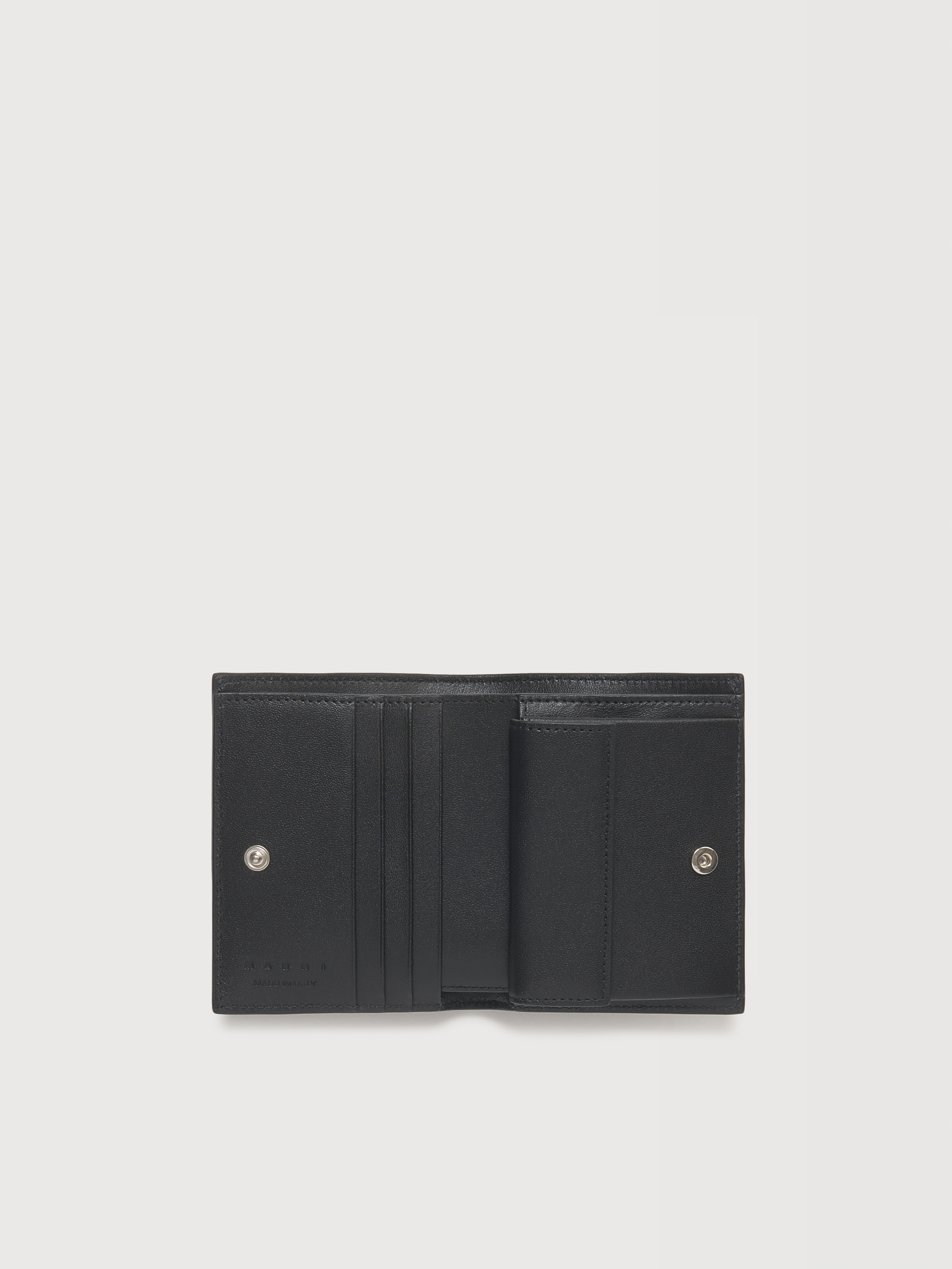 ブラックレザー 二つ折りウォレット スタッズ付き - 財布 - Image 2