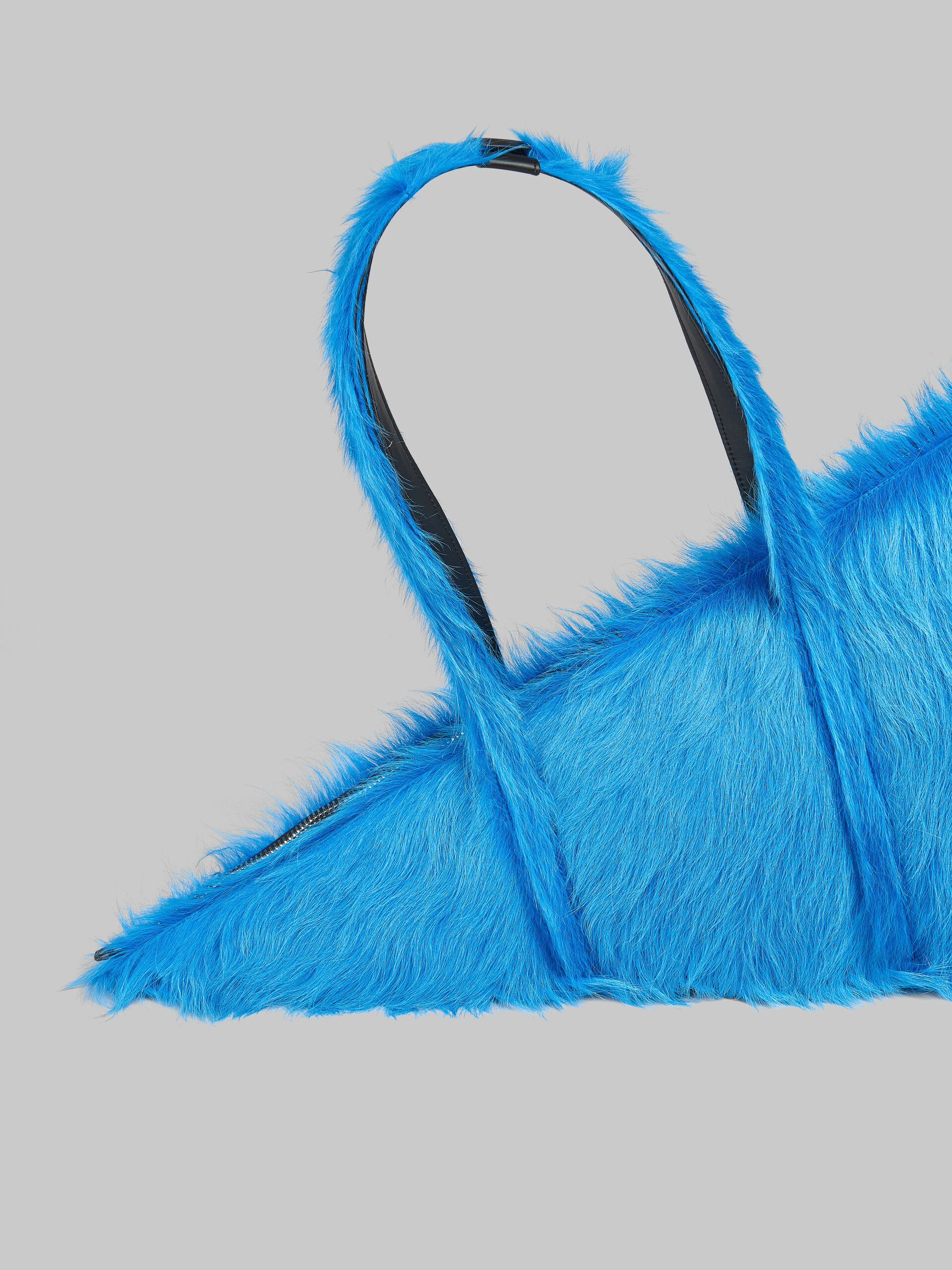 Dreieckige Duffle Bag Prisma aus Kalbsfell in Blau - Reisetasche - Image 5