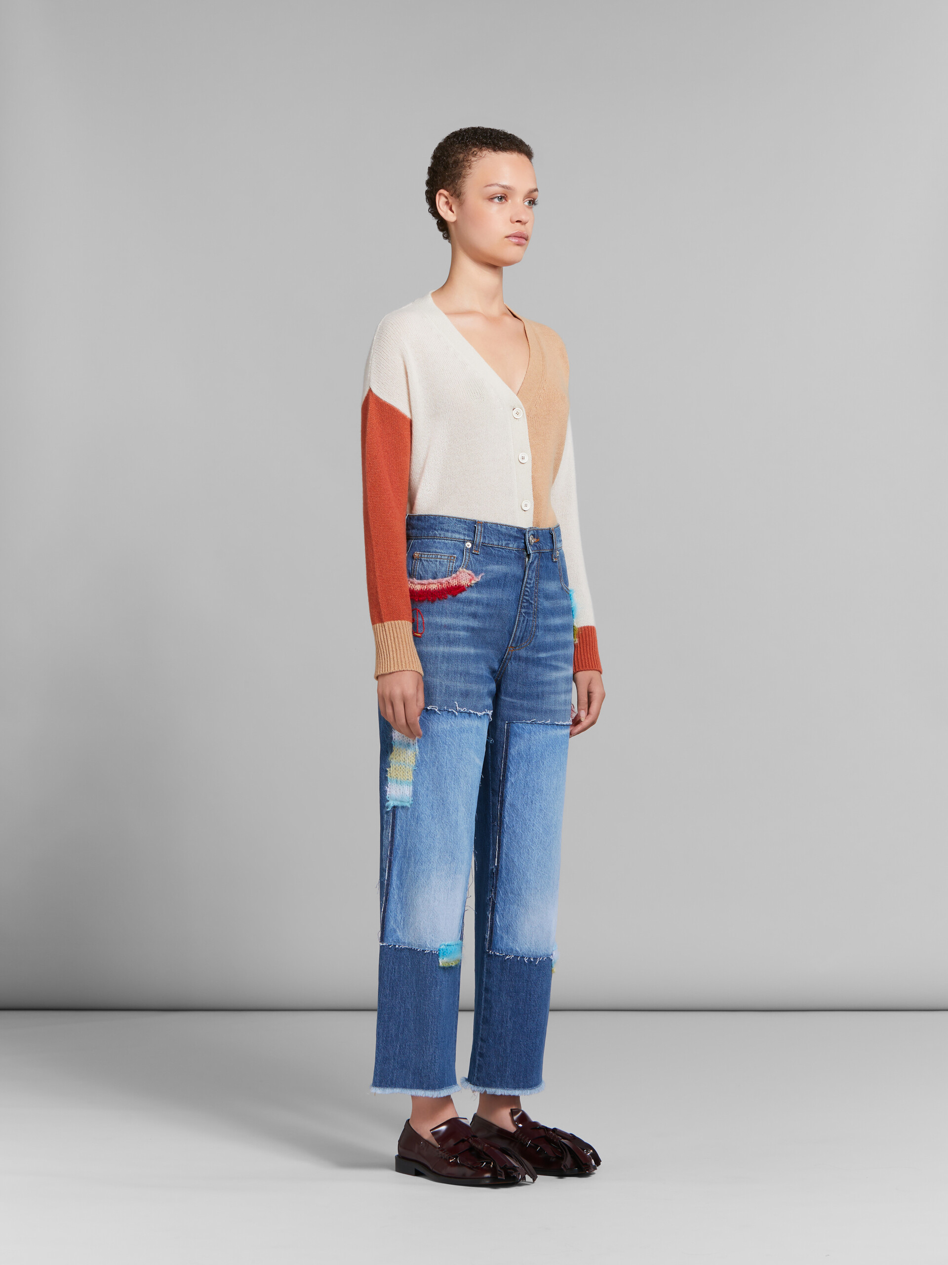 Jeans in denim biologico blu con applicazioni in mohair - Pantaloni - Image 5