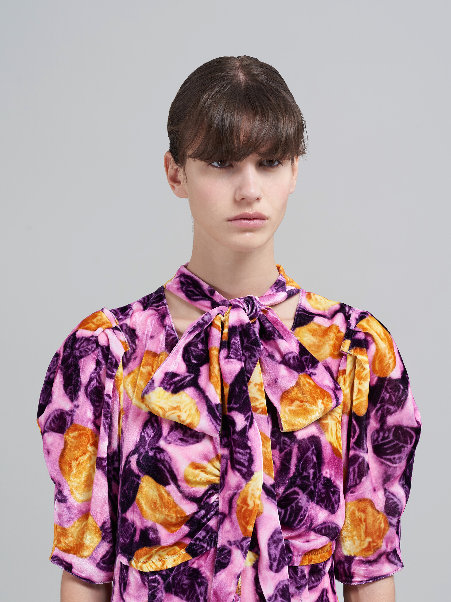 Kleid aus fließendem Samt mit Morgenblüten-Print - Kleider - Image 4