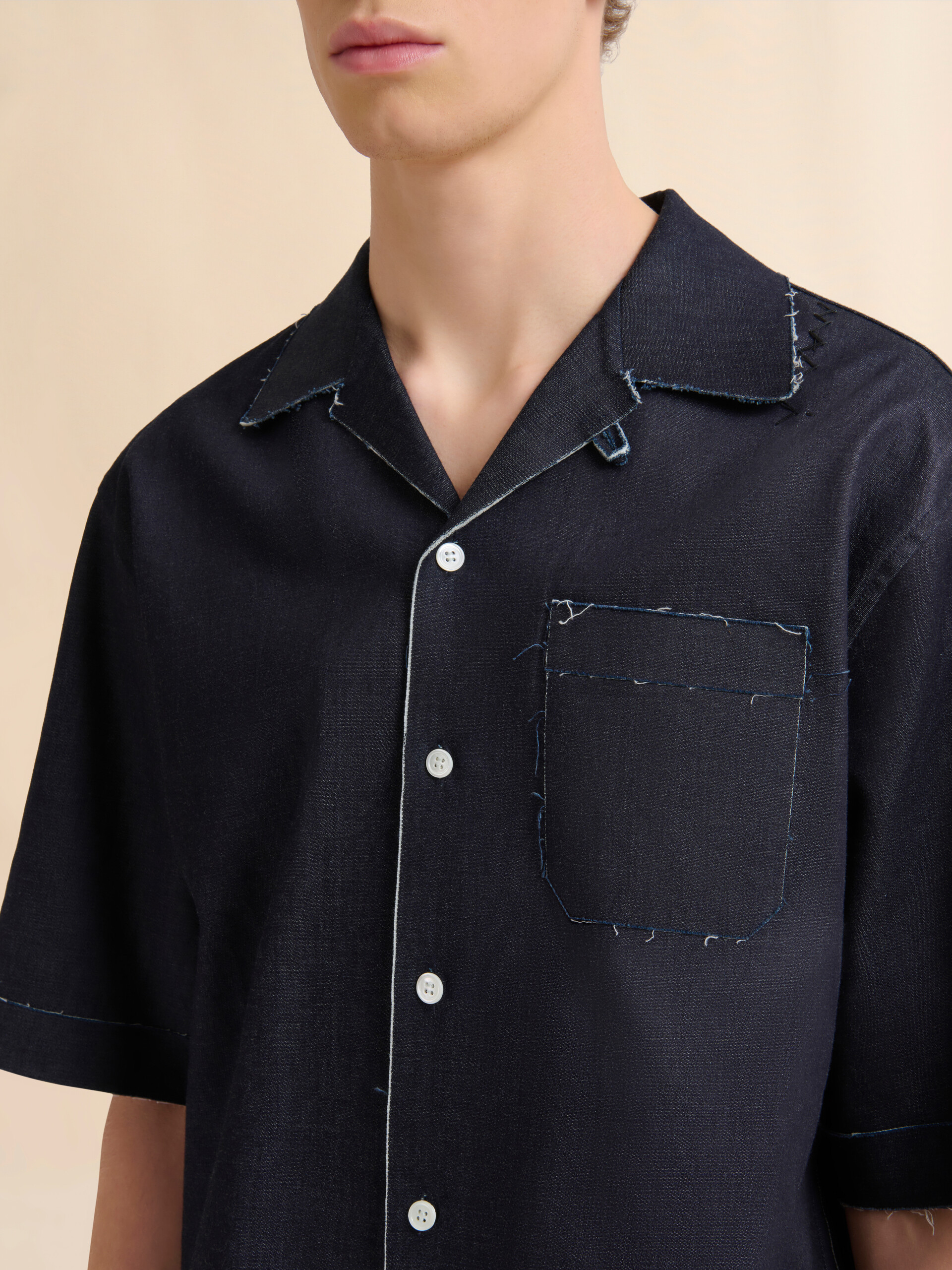 Dunkelblaues Trompe-l'oeil-Hemd aus Stretch-Denim - Hemden - Image 4