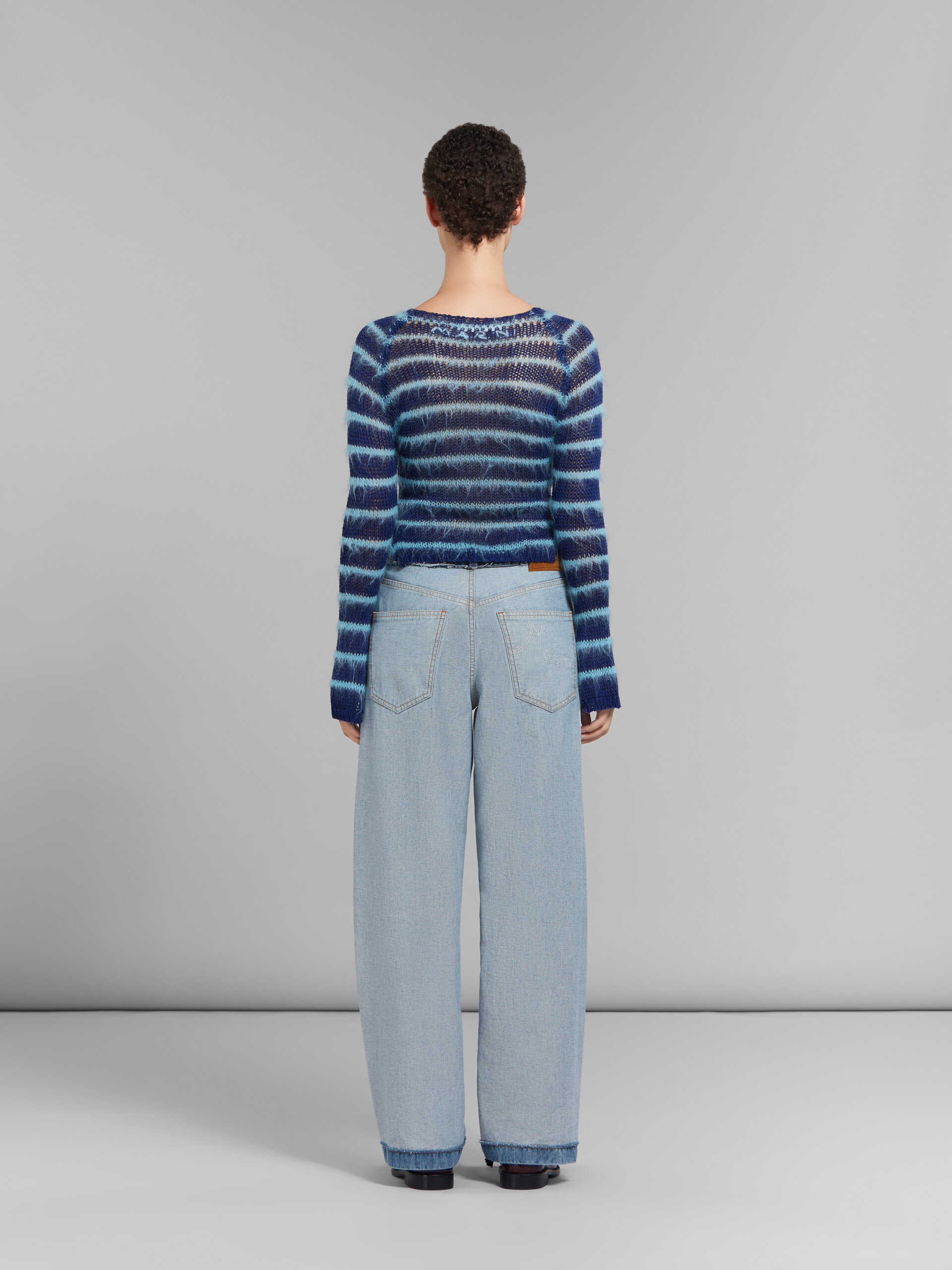 Blaue Denim-Jeans in Inside-Out-Optik und Karottenpassform - Hosen - Image 3