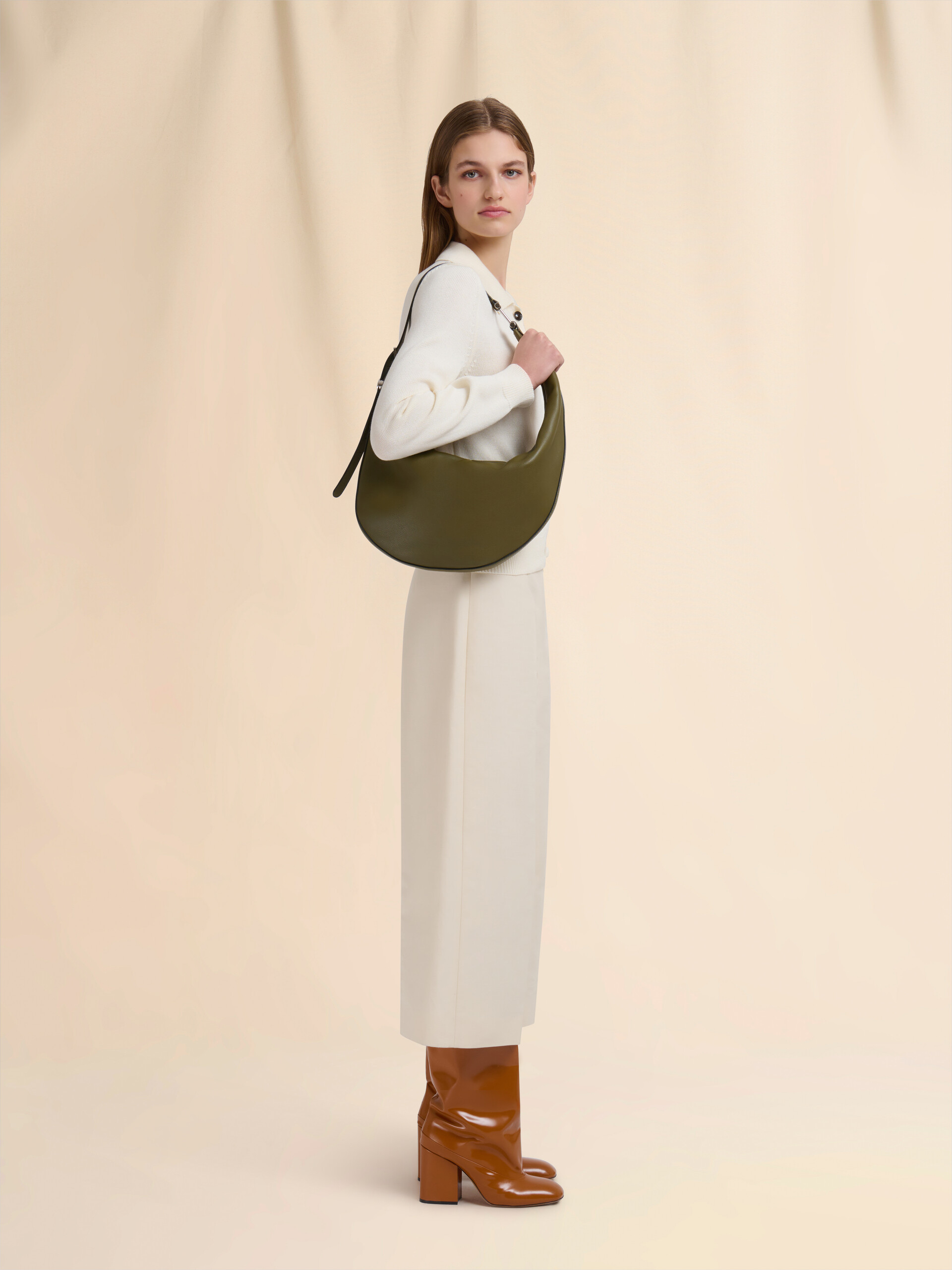 Schwarze kleine Hobo-Tasche Dot aus Leder - Schultertaschen - Image 2