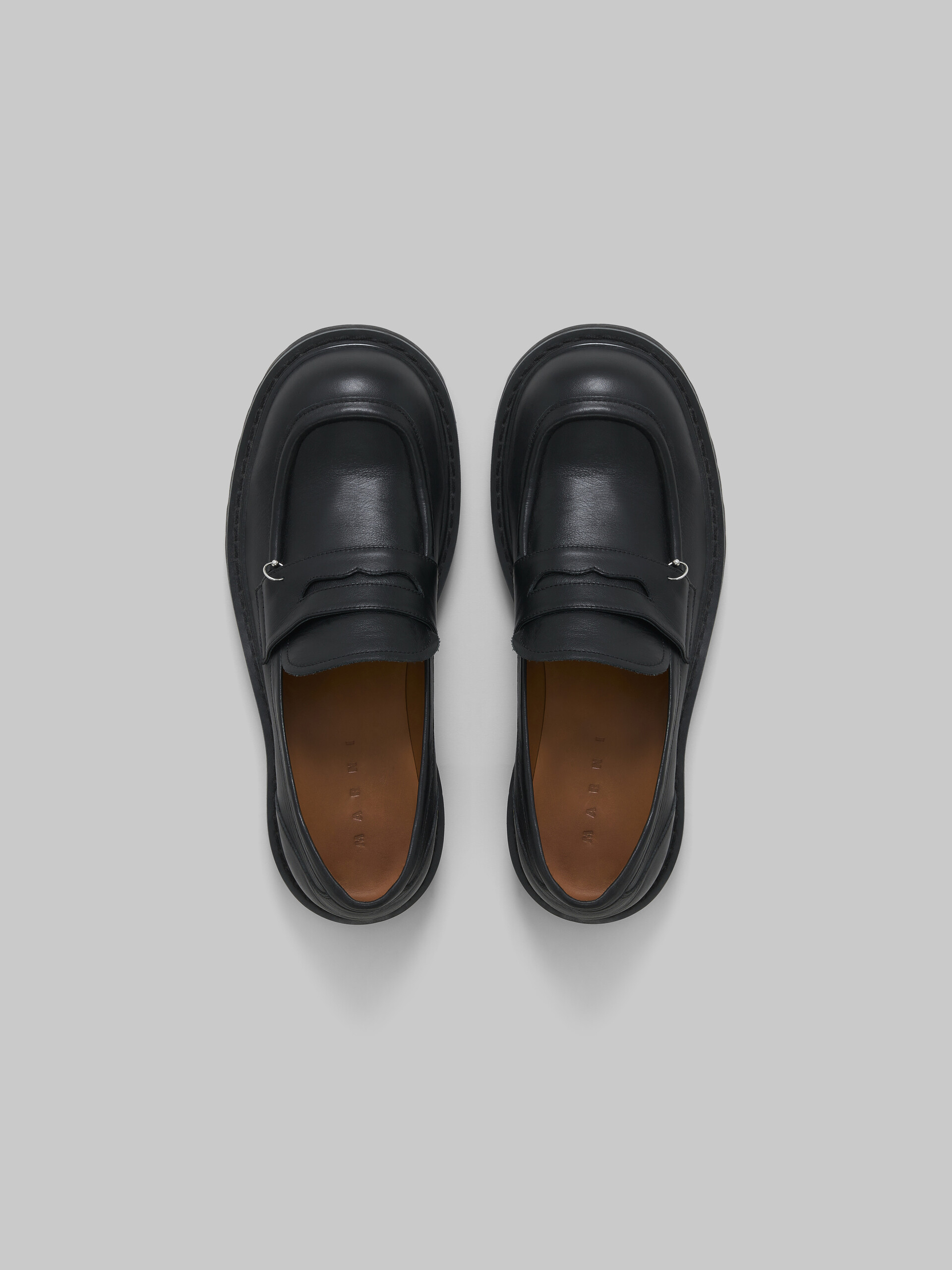 Klobige Loafers aus Leder mit Piercings in Schwarz - Mokassins - Image 4