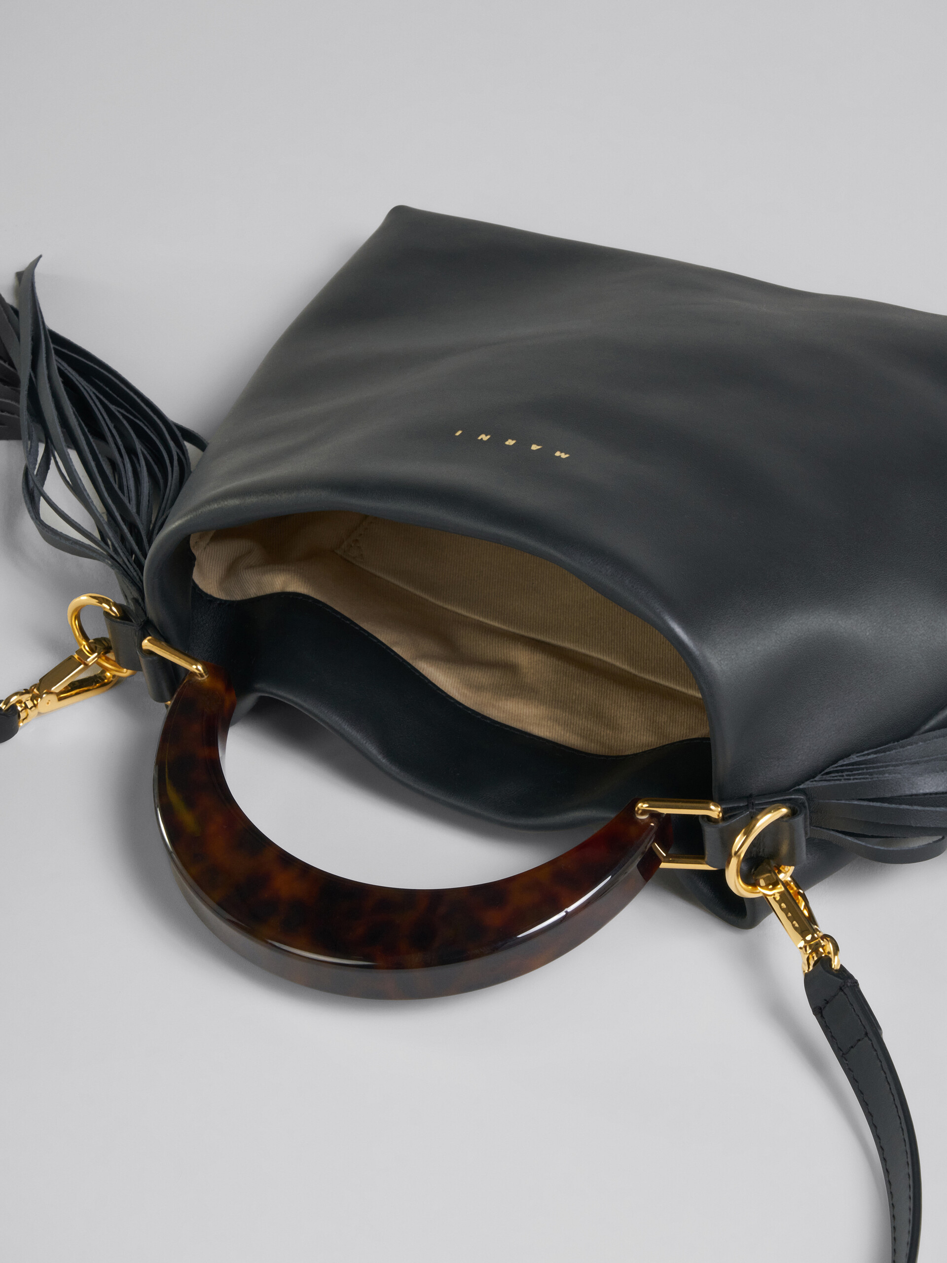 Venice Bag Piccola in pelle nera con frange - Borse a spalla - Image 4