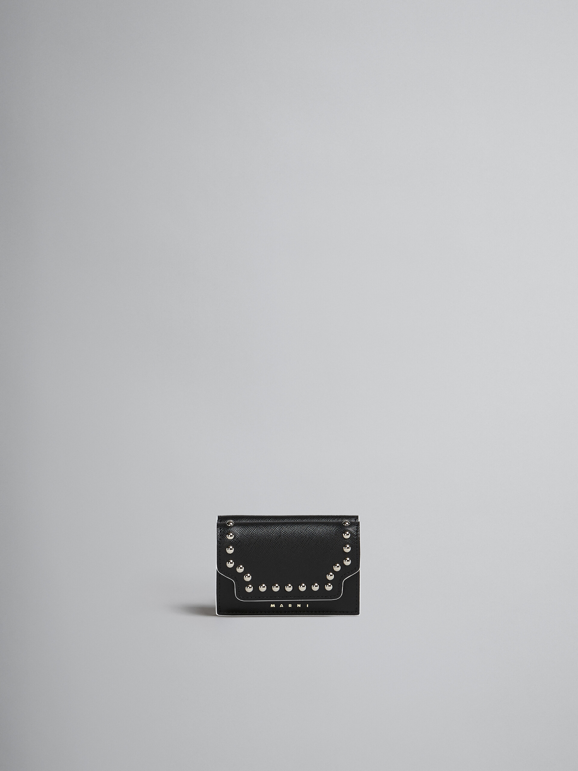 Dreifache Faltbrieftasche aus schwarzem Saffiano-Leder mit Nieten - Brieftaschen - Image 1