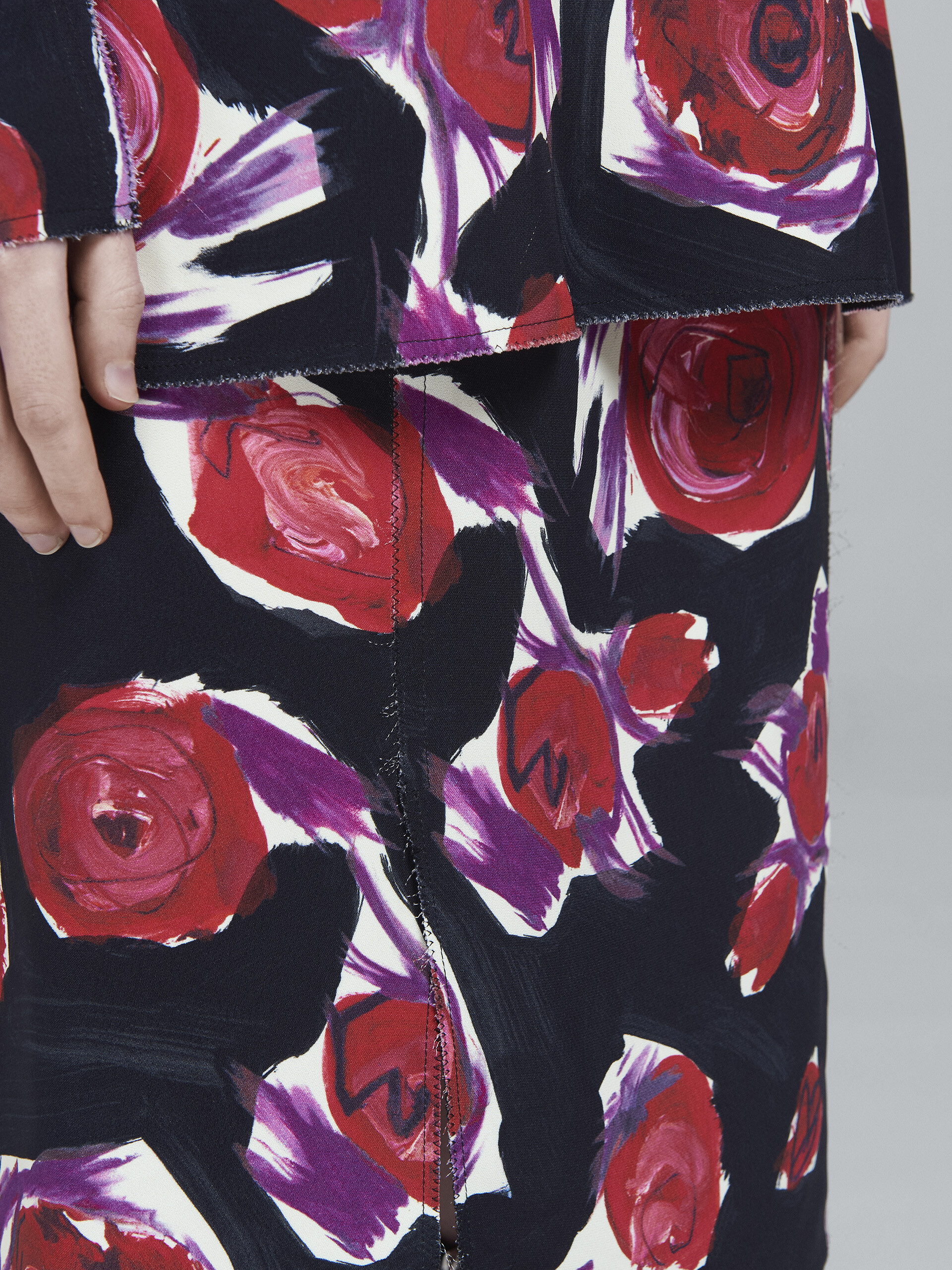 Falda tulipán de cady con estampado Spinning Roses - Faldas - Image 4