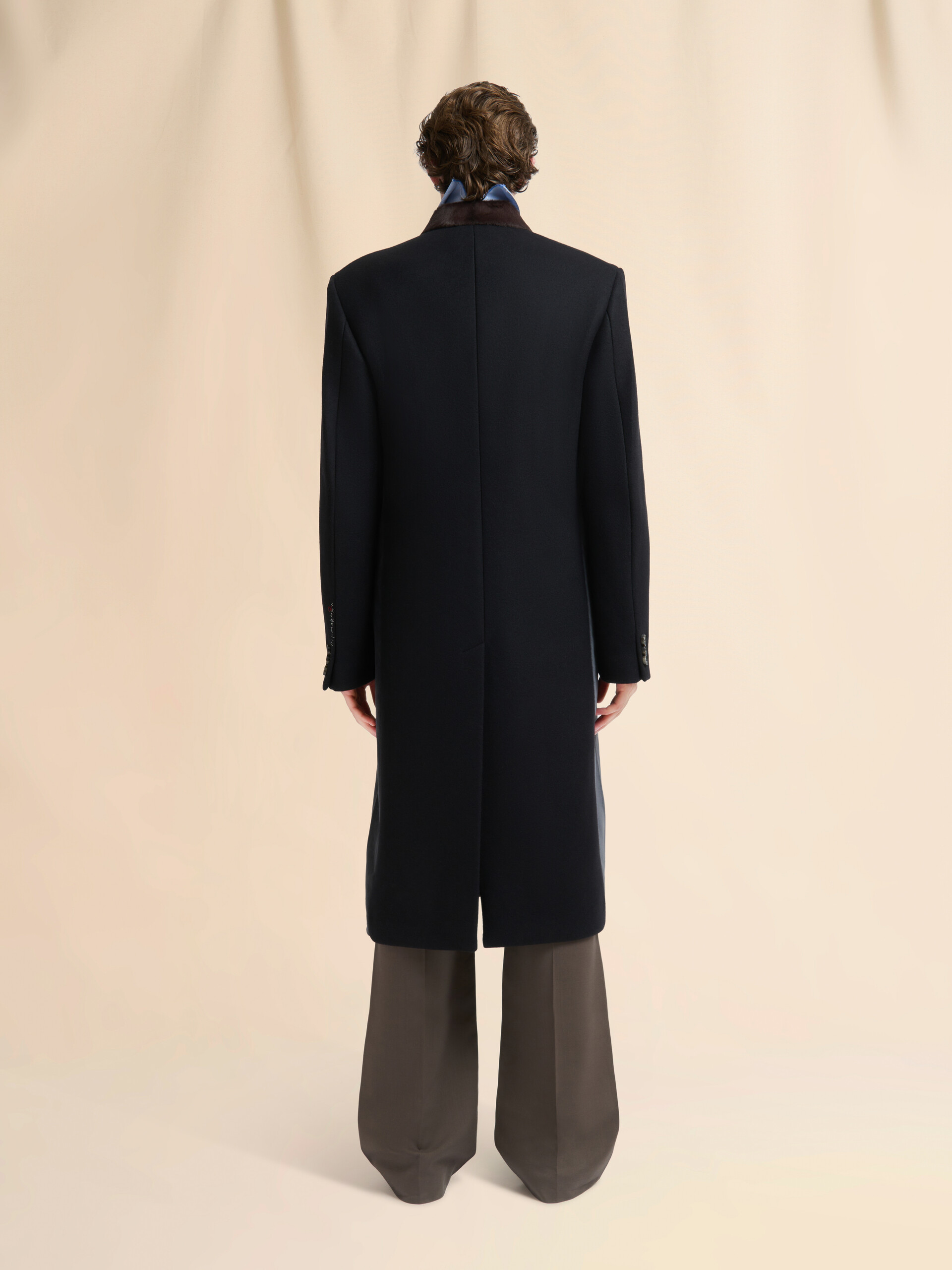 Cappotto in feltro di lana nera con bordo in pelliccia - Cappotti - Image 3