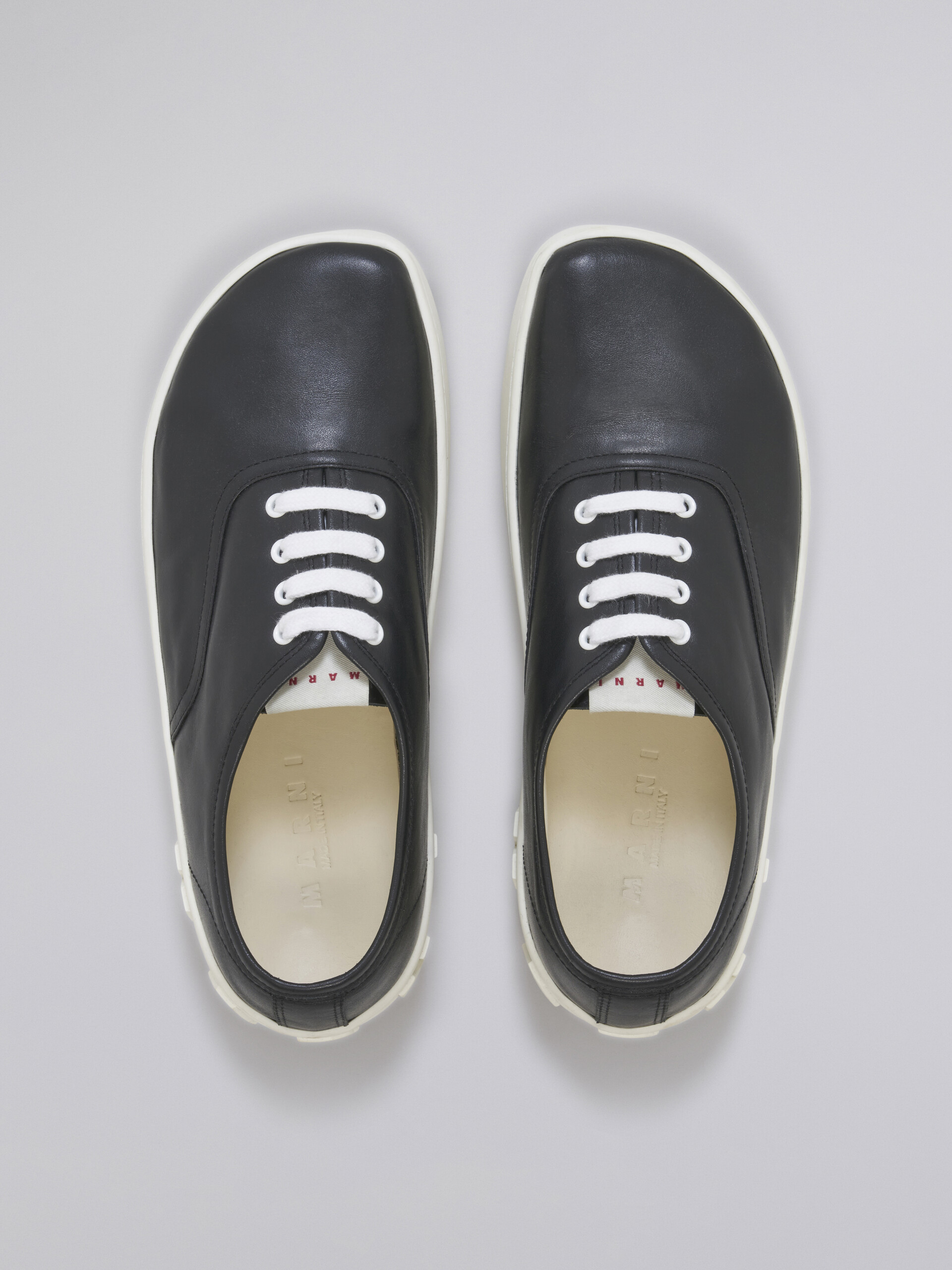 Sneaker in pelle nera con maxi logo - Sneakers - Image 4