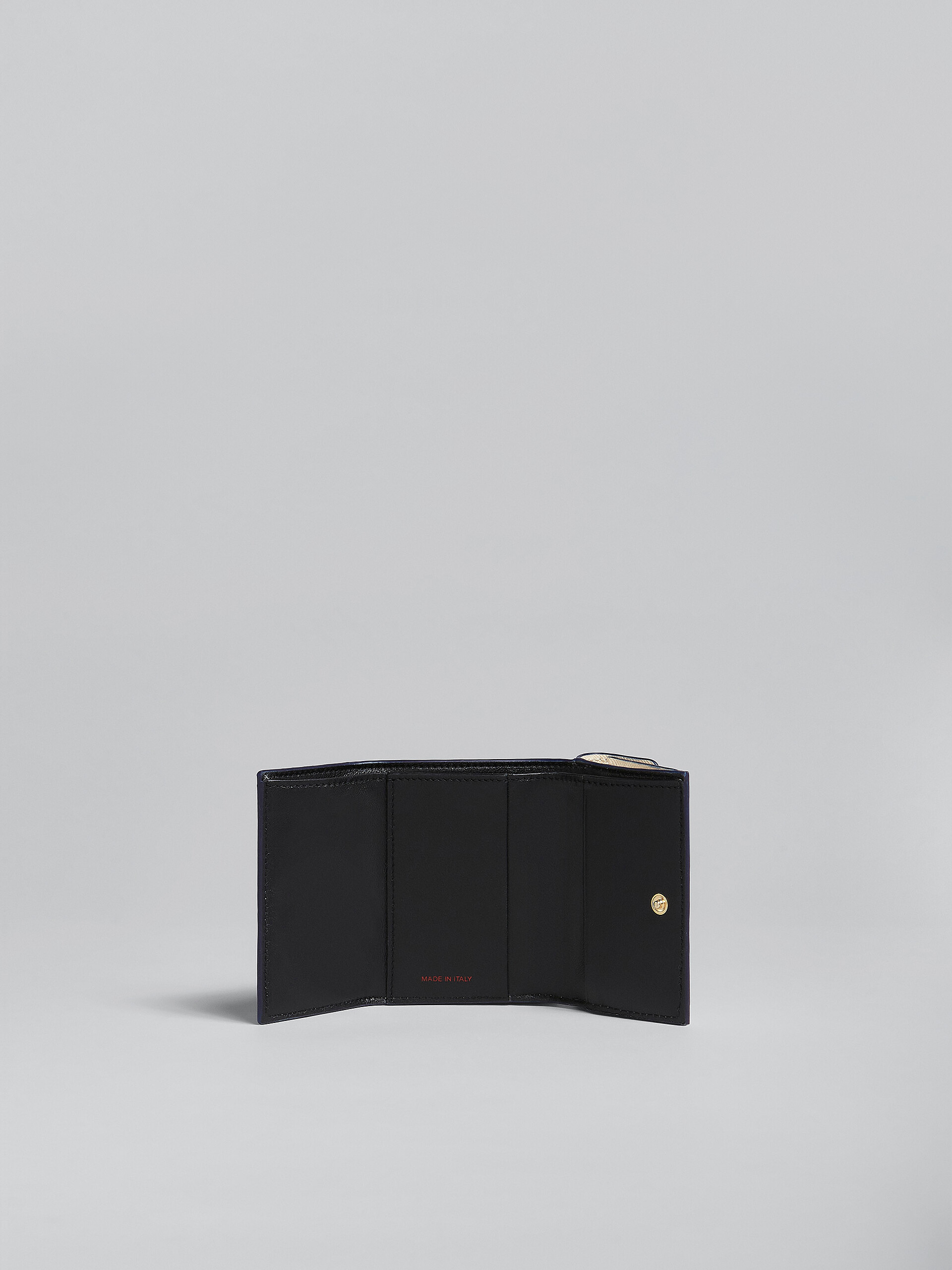 Portafoglio tri-fold in pelle saffiano nera - Portafogli - Image 2