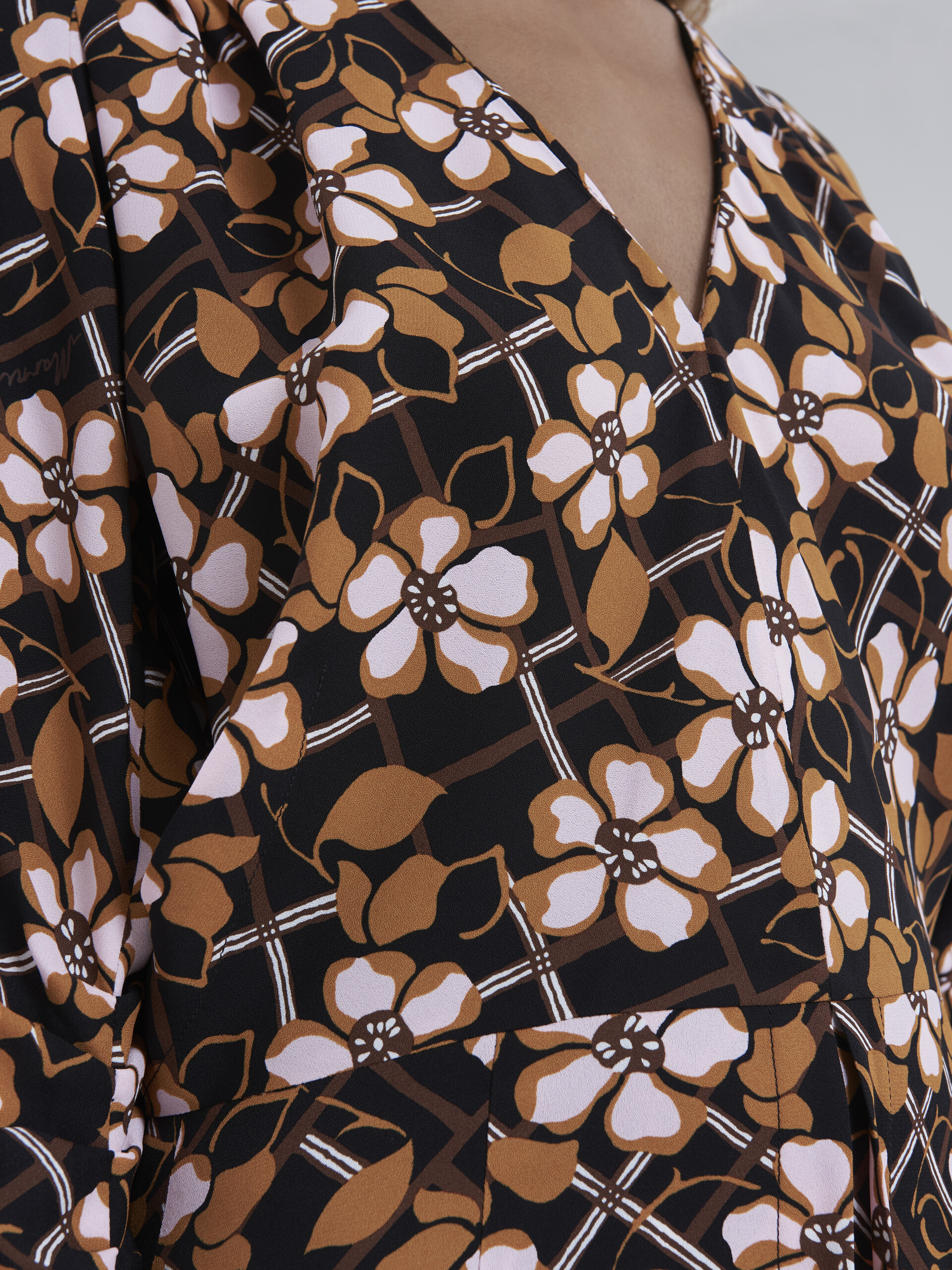 Kleid aus Viskose-Satin mit langen Kimonoärmeln - Kleider - Image 5