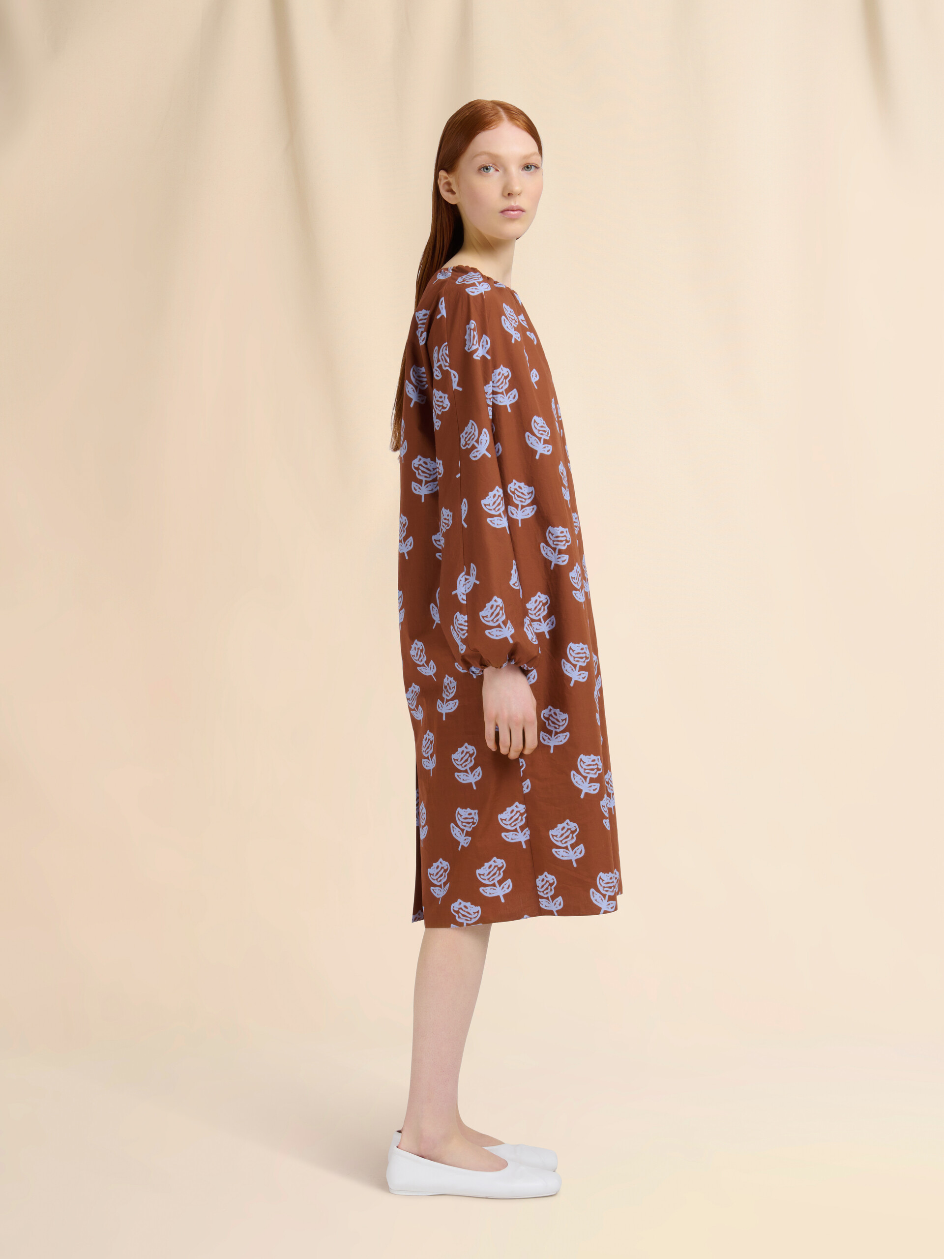 Abito midi in popeline marrone con stampa Sprayed Roses - Vestiti - Image 6