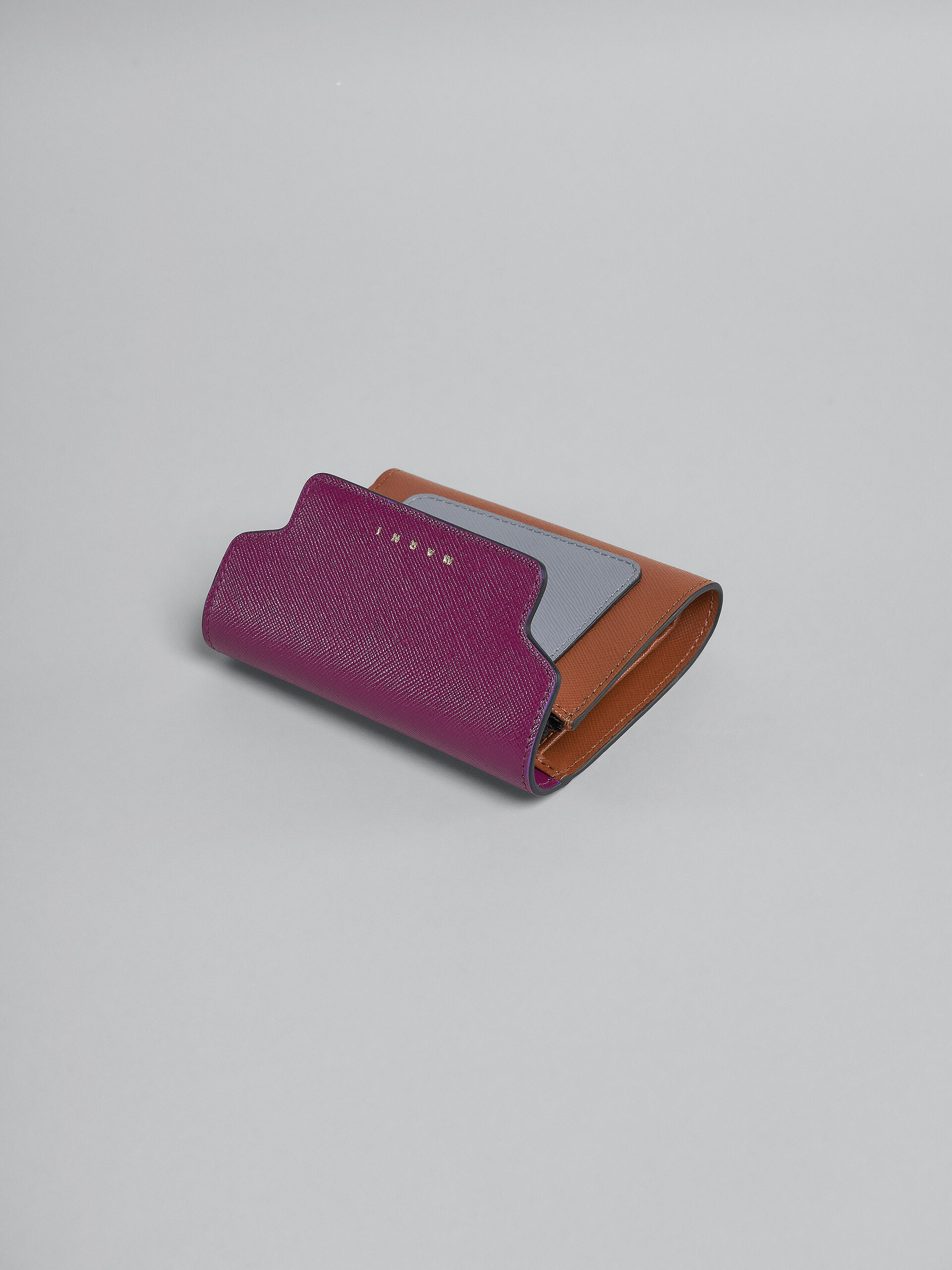 Portafoglio tri-fold in saffiano viola grigio e marrone - Portafogli - Image 4