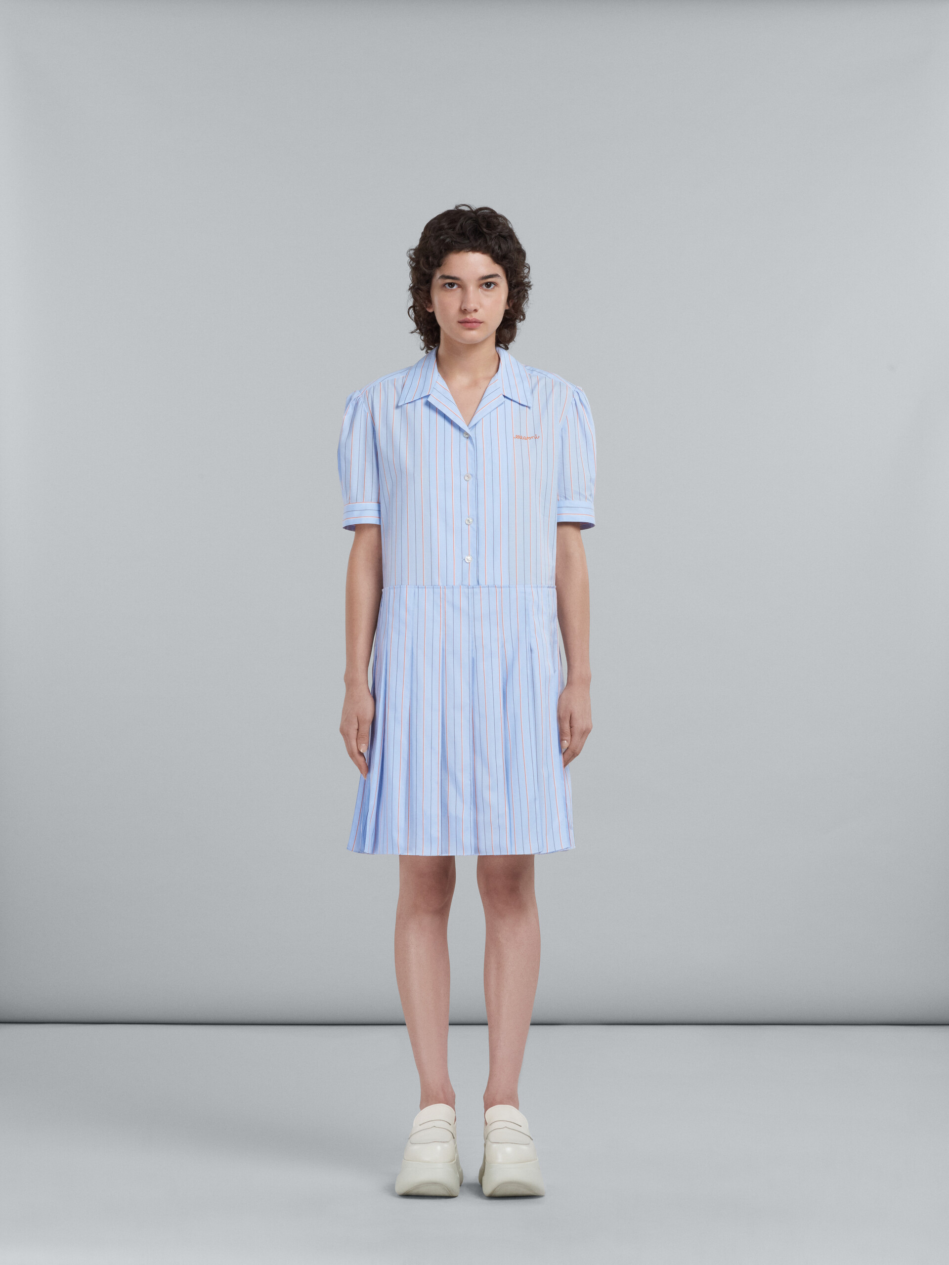 Short dress in light blue striped bio poplin - Dresses - Image 2