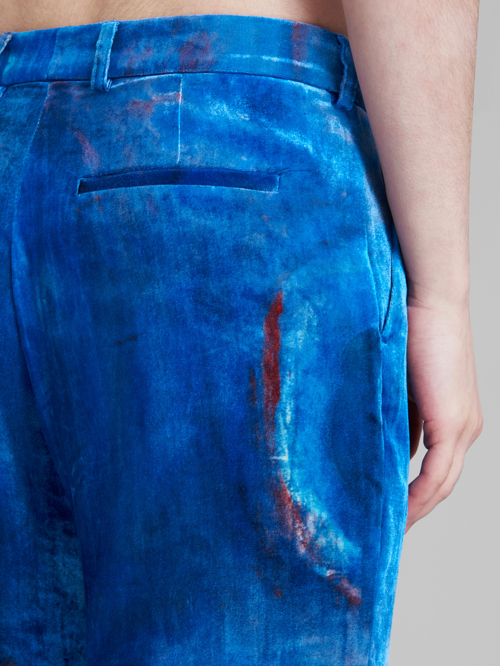 Velvet trousers with Buchi Blu print - Pants - Image 4