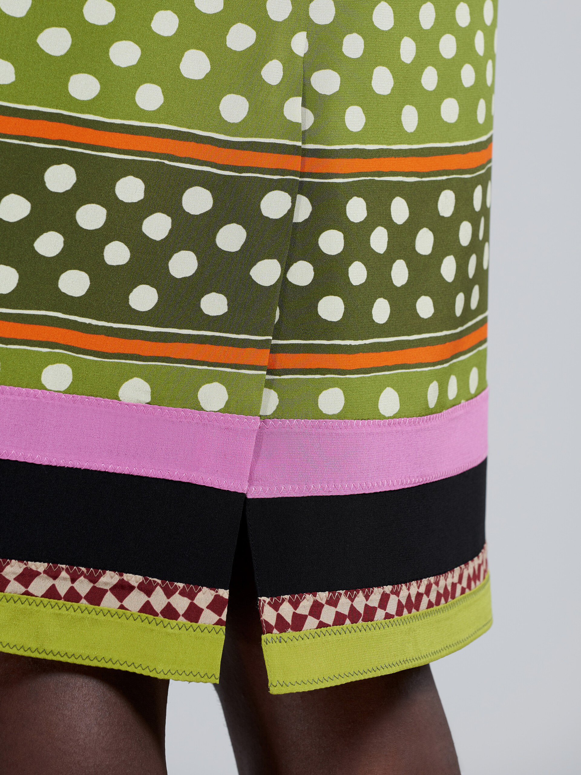 Seidenrock mit aufgedruckten Punkten und Streifen - Röcke - Image 4