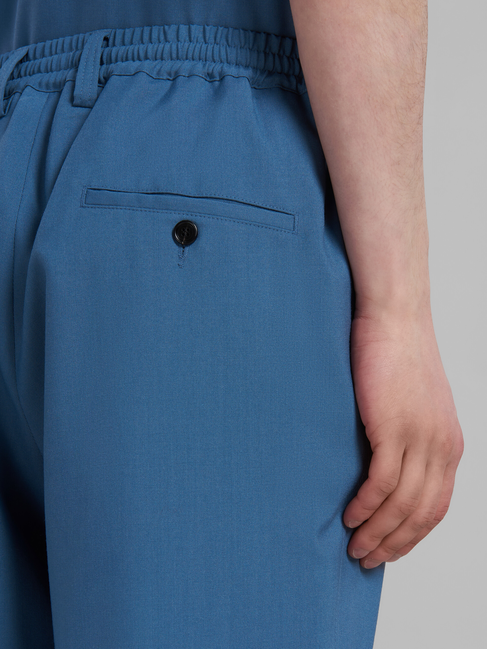 Pantalones azules de lana tropical con cordón y pliegues - Pantalones - Image 4