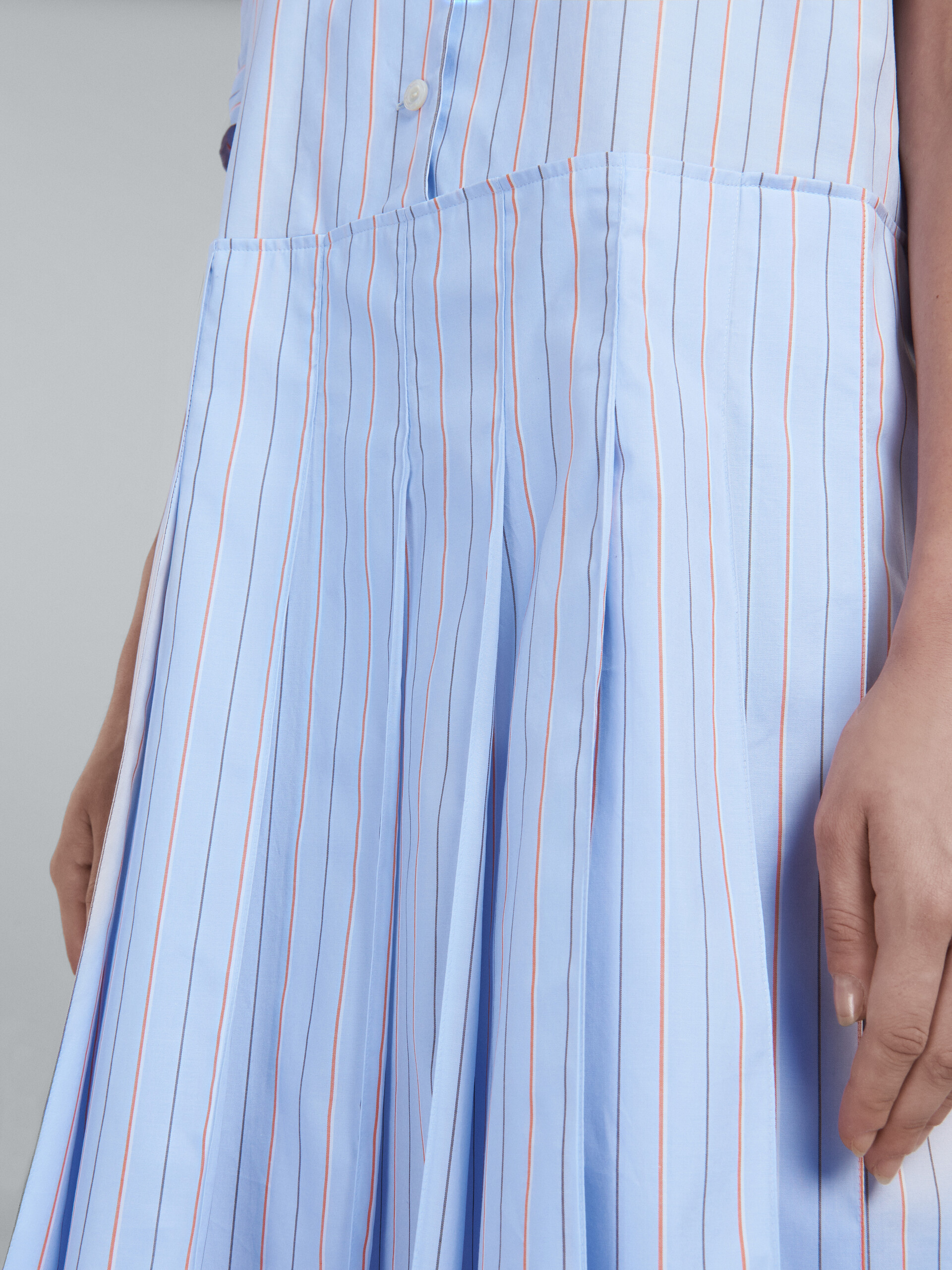 Short dress in light blue striped bio poplin - Dresses - Image 5
