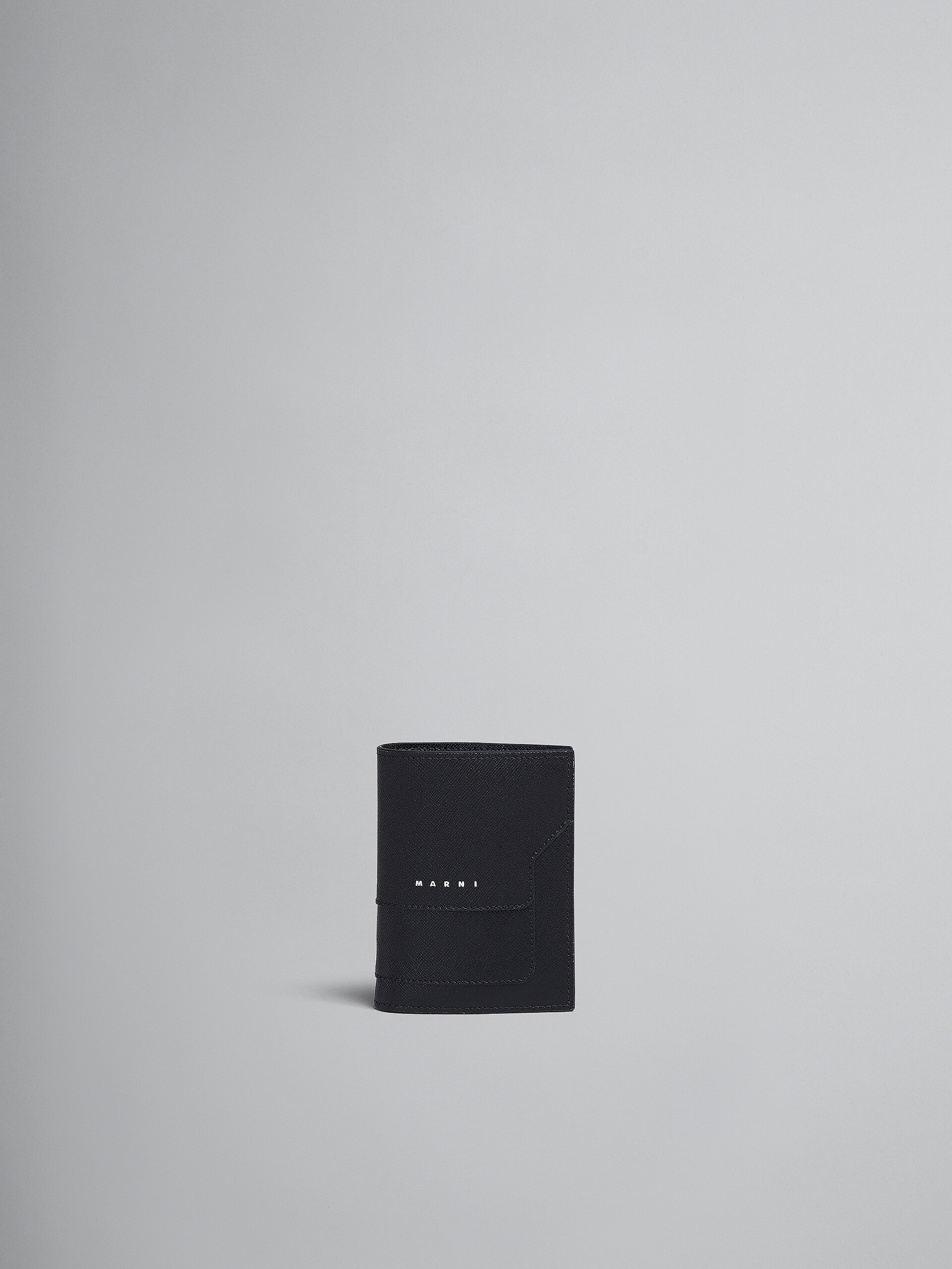 Portafoglio bi-fold in pelle saffiano nera - Portafogli - Image 1