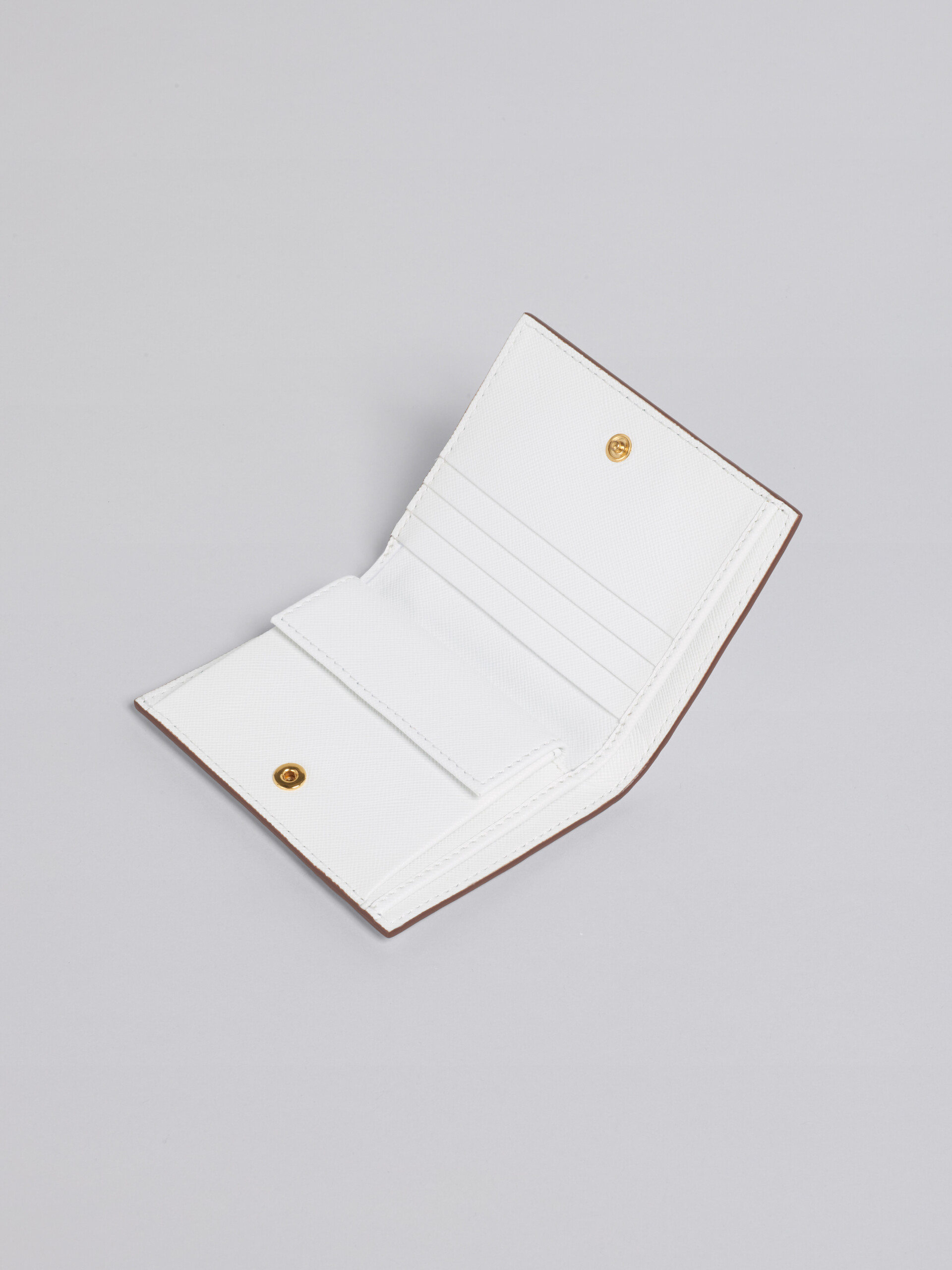 Portafoglio bi-fold in saffiano nero - Portafogli - Image 4
