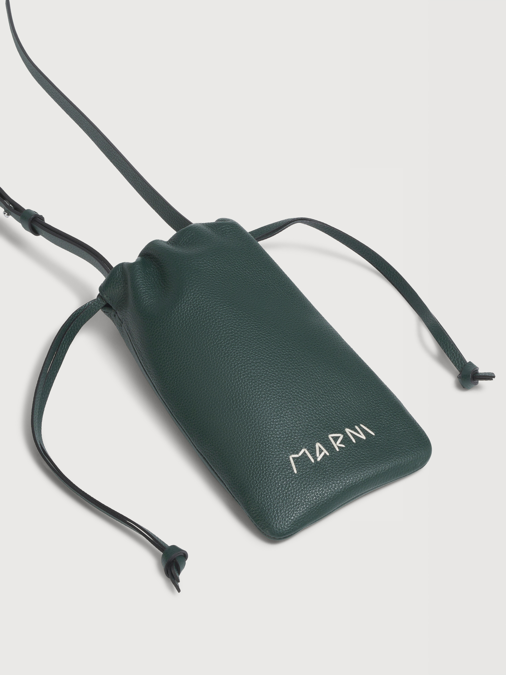 ブラウン レザー製ドローストリング付きスマホホルダー、マルニメンディング入り - ウォレット＆レザー小物 - Image 4
