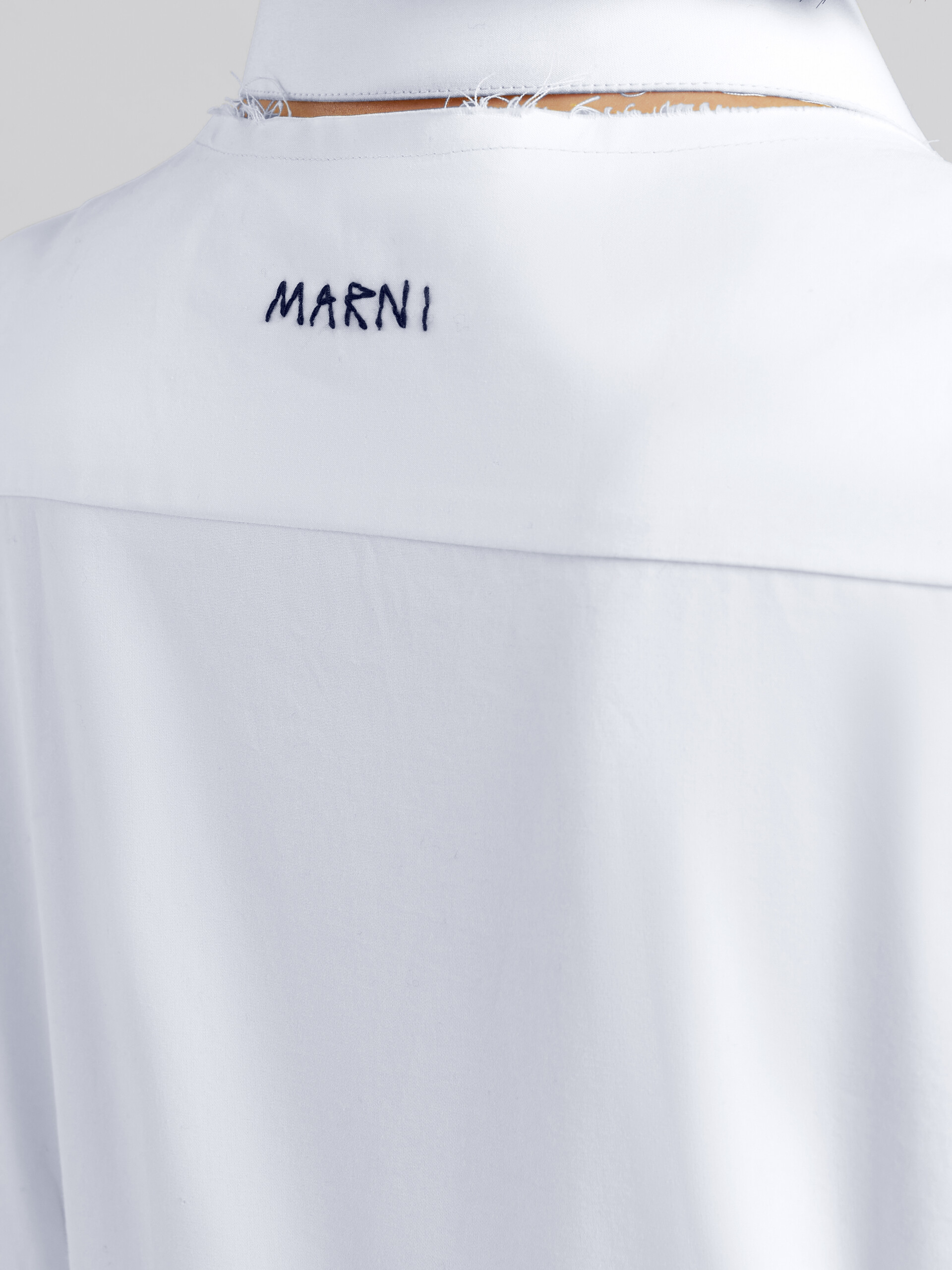 Camicia aderente bianca in popeline con maniche a palloncino - Camicie - Image 4