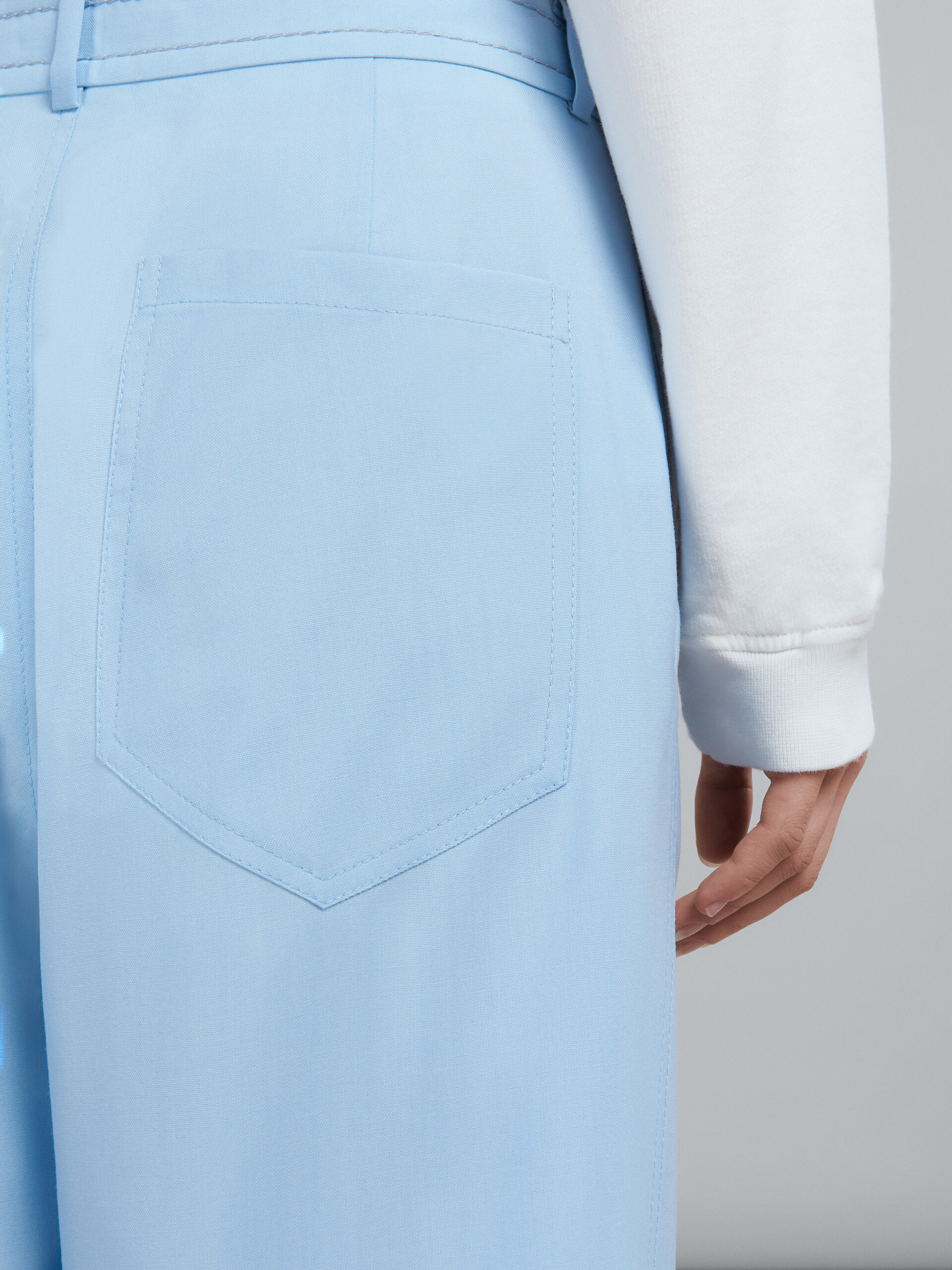 Kurz geschnittene Hose aus hellblauer Wolle - Hosen - Image 4
