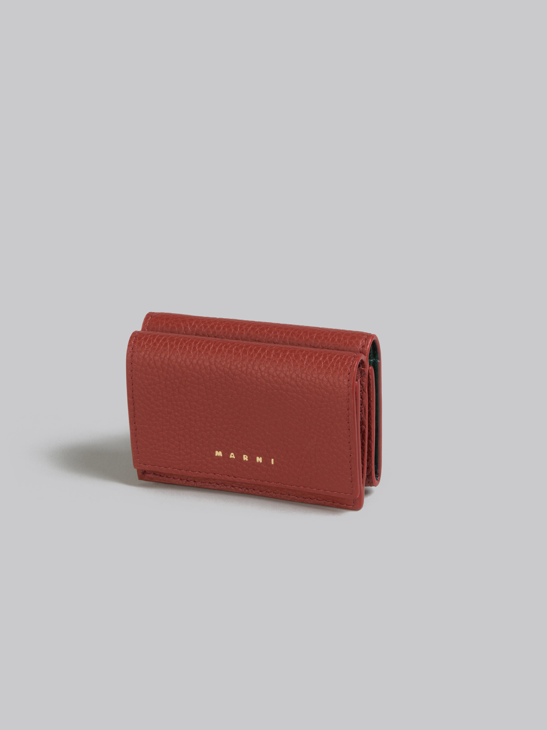 MARNIで人気のミニ財布は、レザー製三つ折りVENICEウォレット