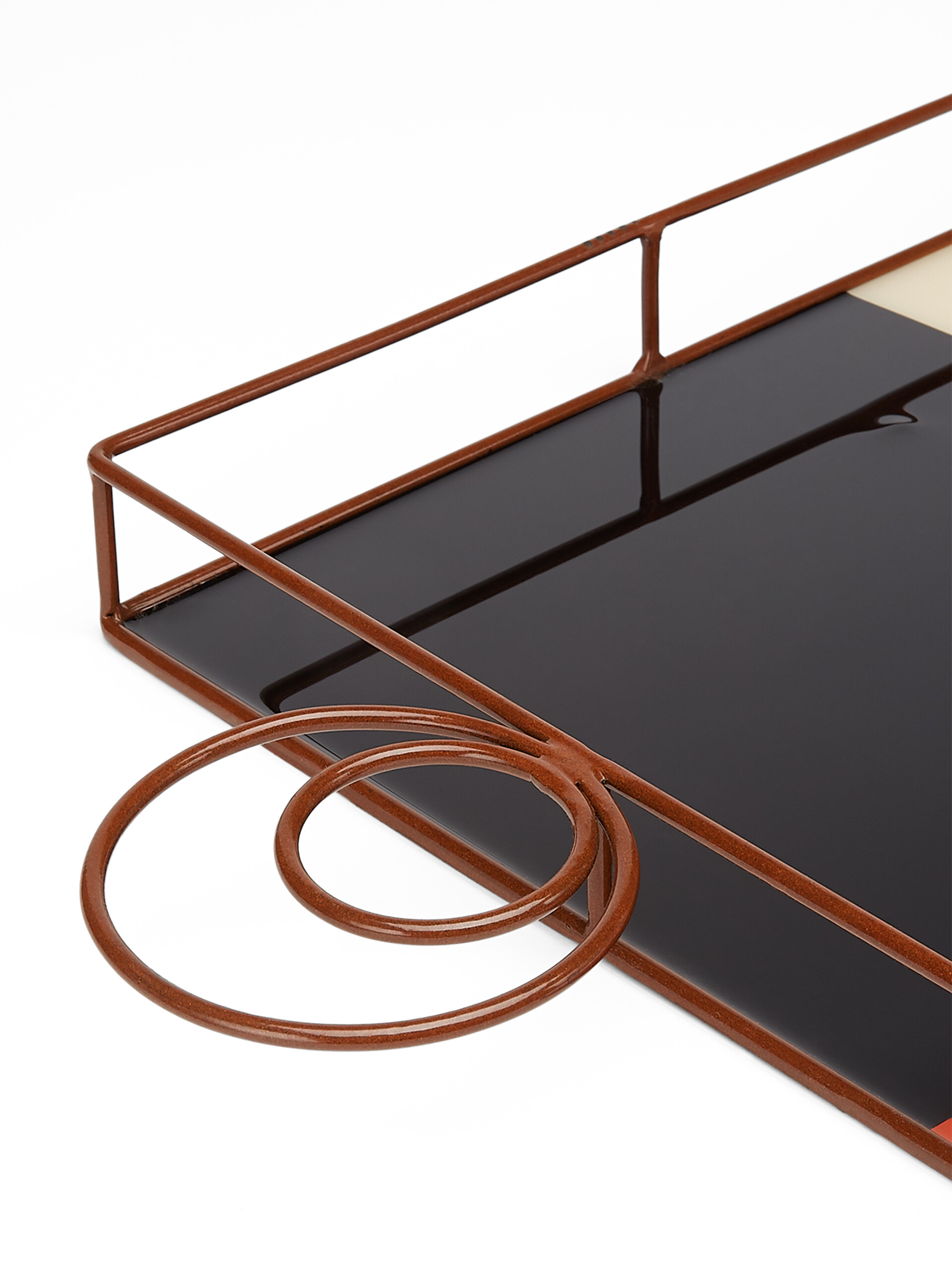 Bandeja rectangular MARNI MARKET de hierro y resina de color beige, azul, marrón y rojo - Accesorios - Image 3