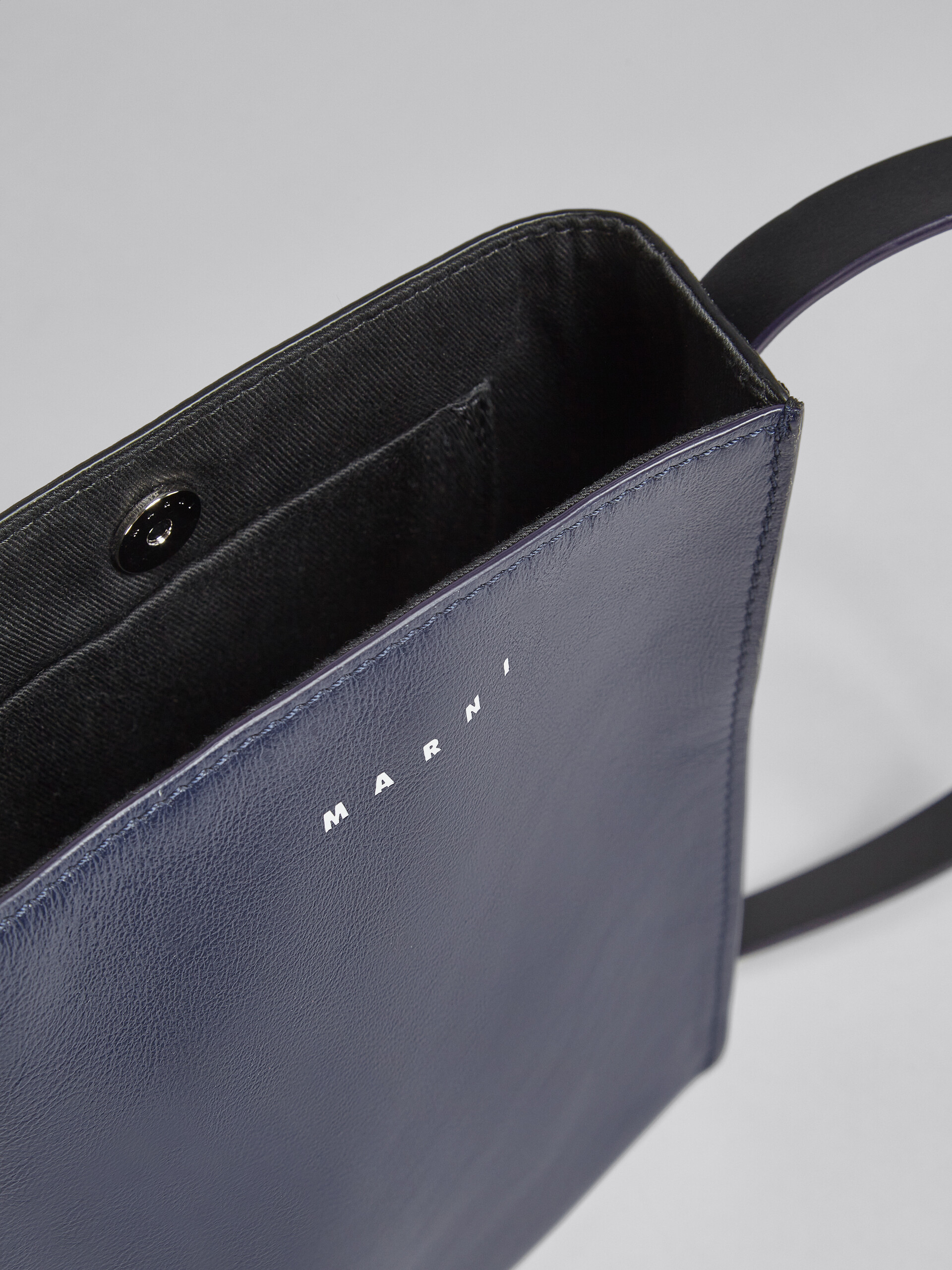 MUSEO SOFT bag piccola in pelle lucida blu e nera - Borse a spalla - Image 4