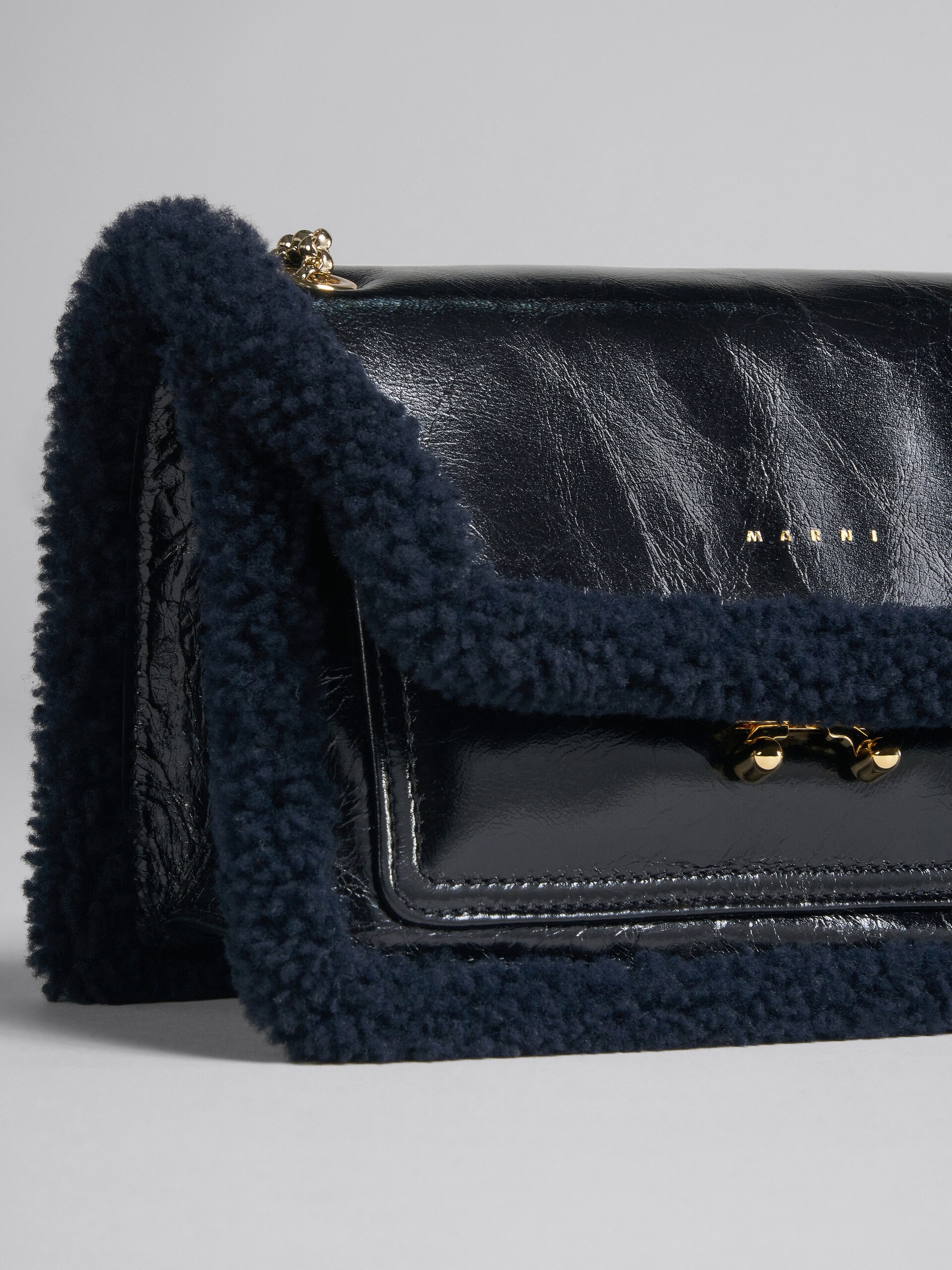 Trunk Envelope Chain in black leather and merinos - Shoulder Bags - Image 5