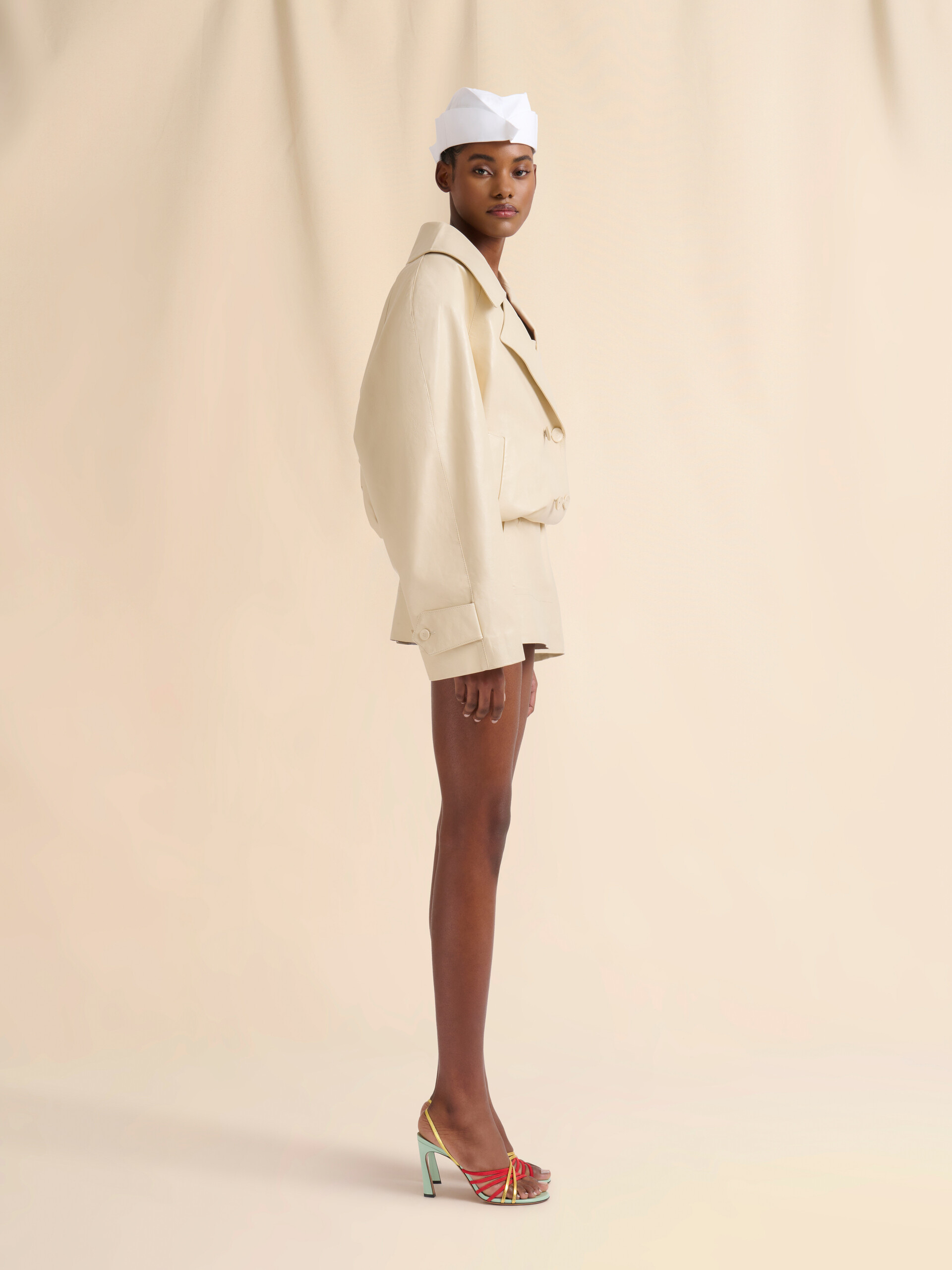 Cremefarbenes Minikleid aus Nappa mit Abnähern - Kleider - Image 6