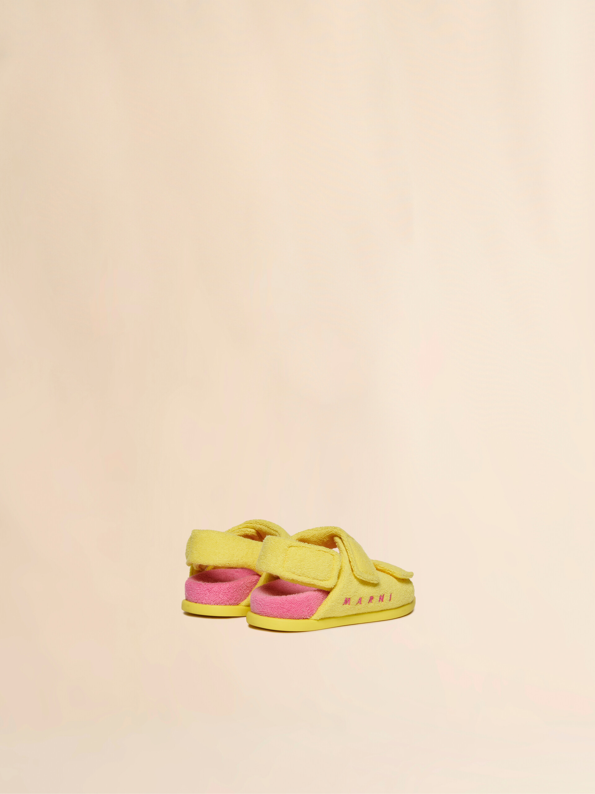 Fussbett mit drei gelben und rosafarbenen Frottee-Riemen - Sneakers - Image 3